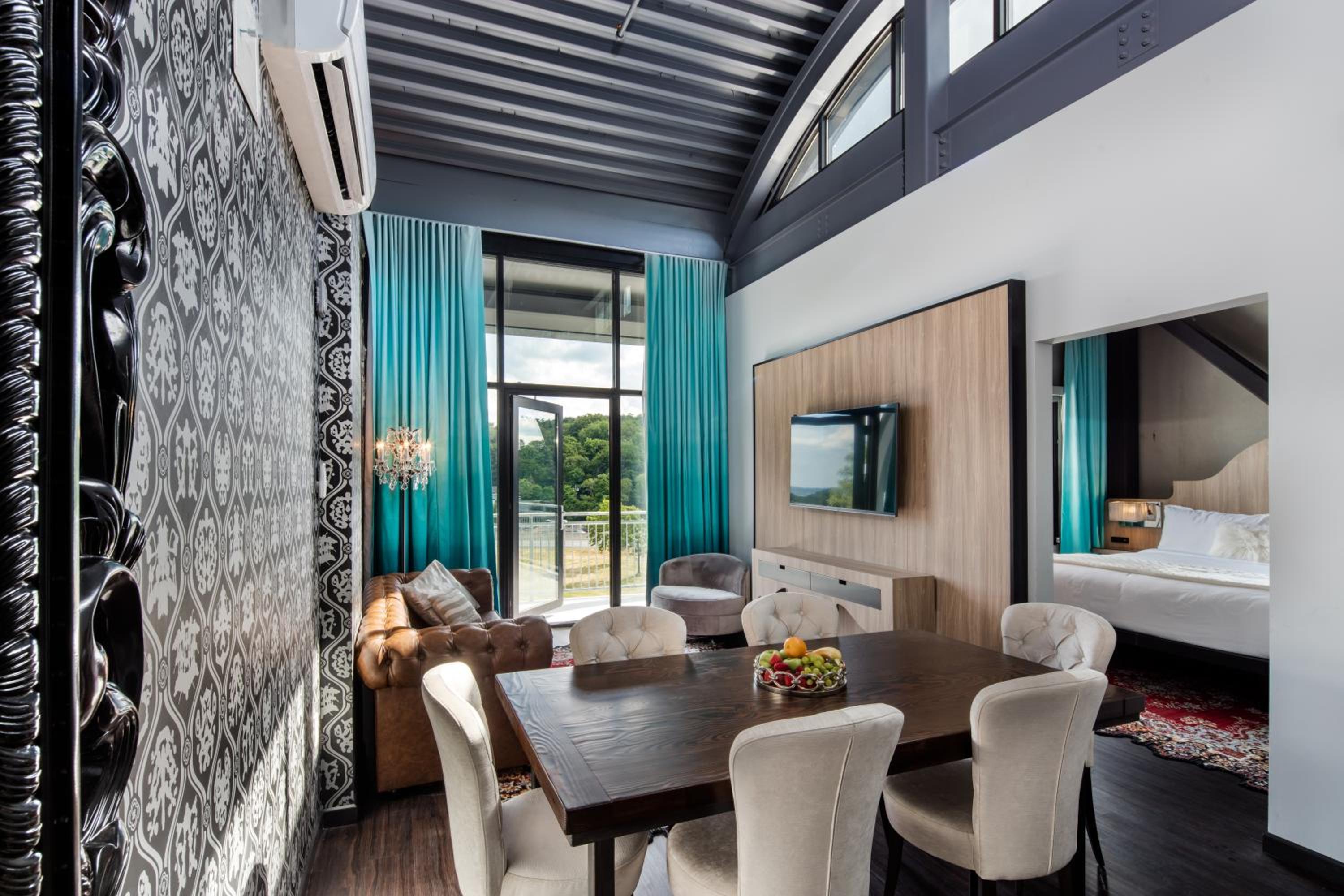 King Suite with Balcony photo 1