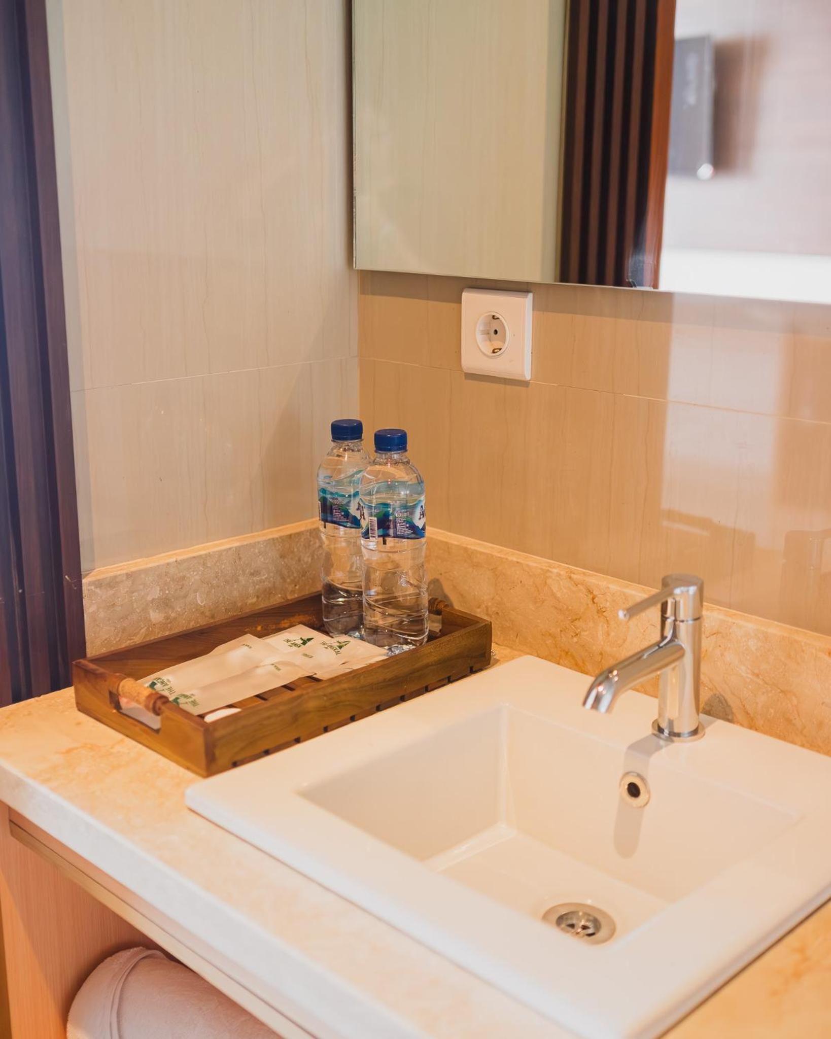 Deluxe Double or Twin Room with Pool View - Photo 5