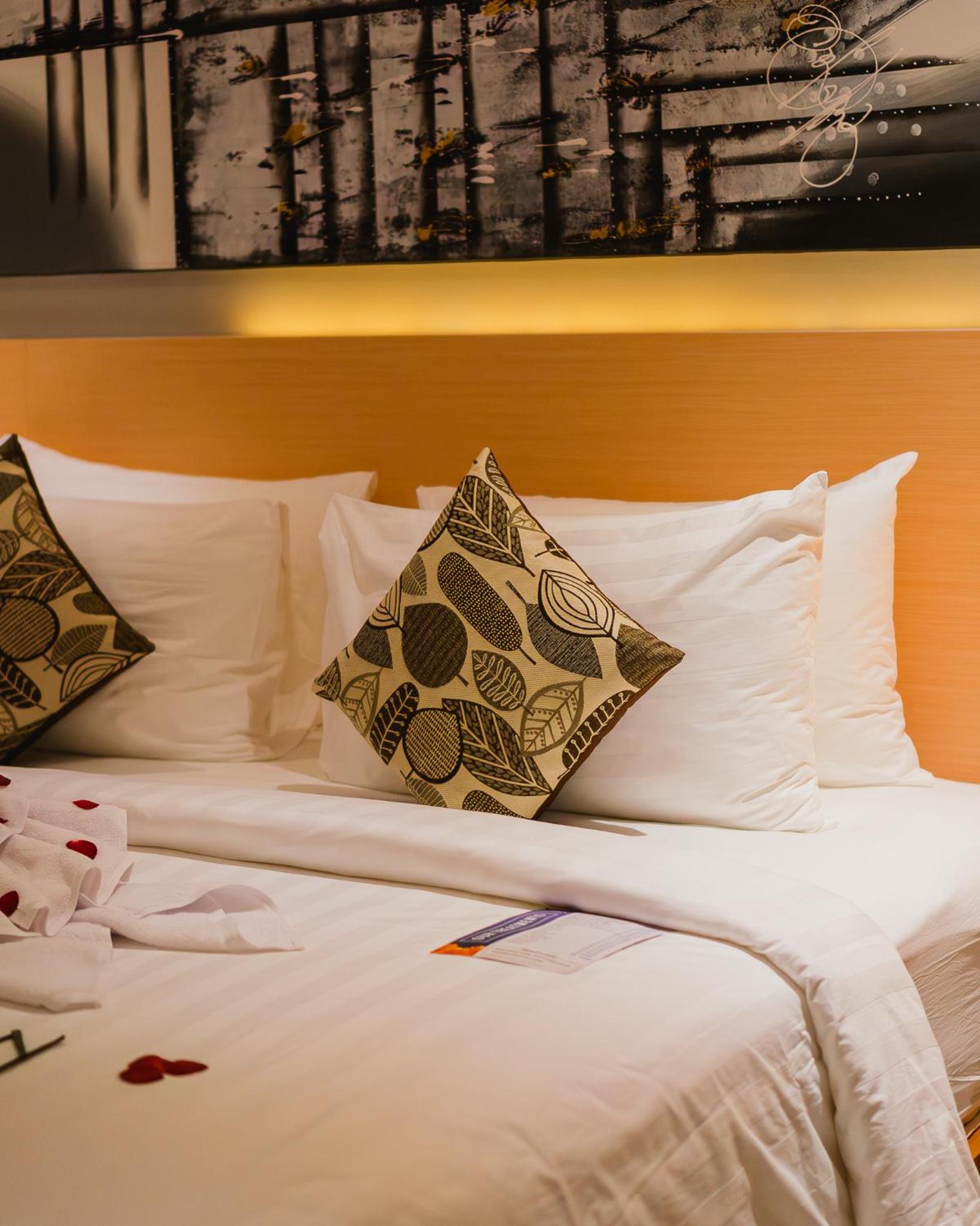 Deluxe Double or Twin Room with Pool View - Photo 13