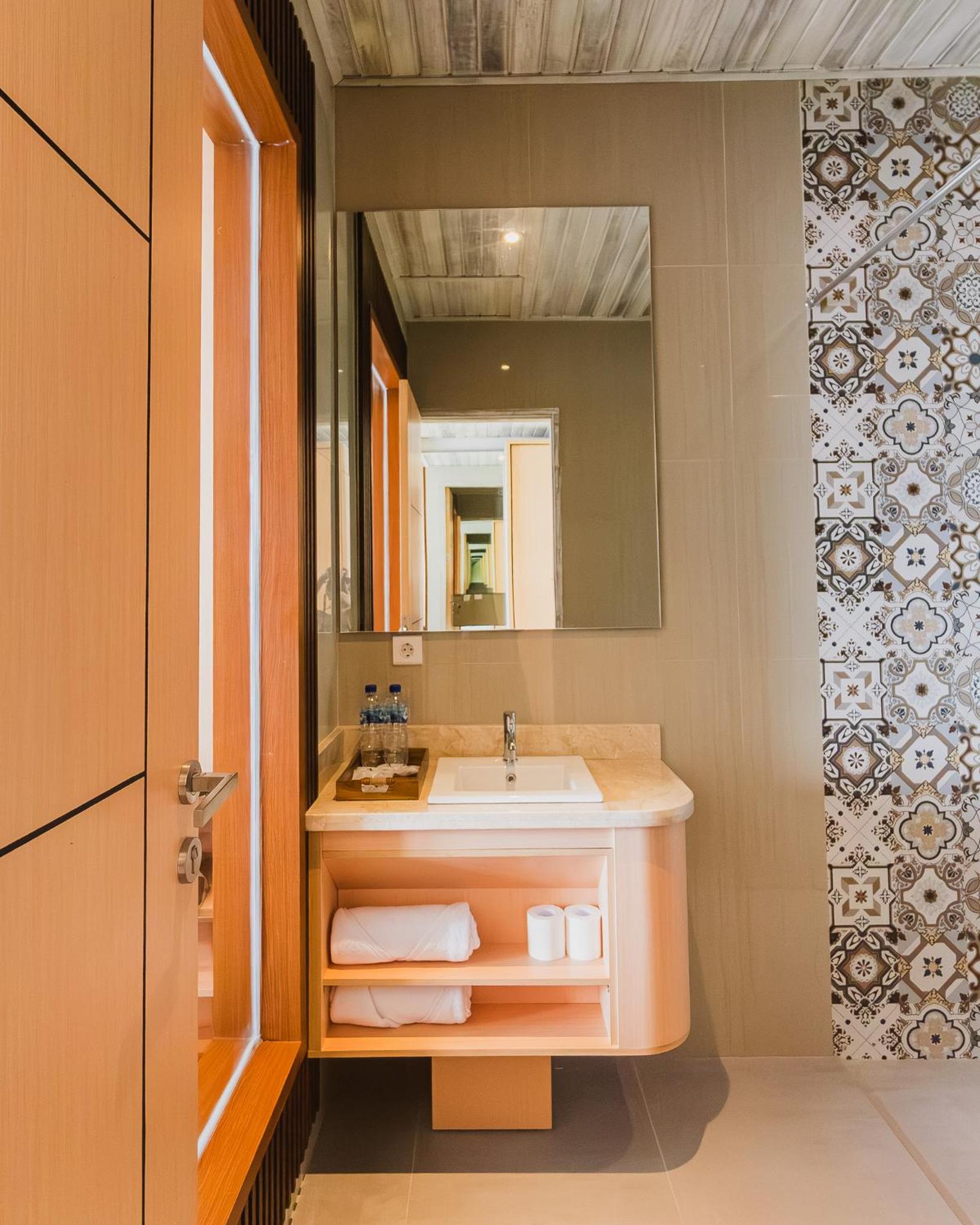 Deluxe Double or Twin Room with Pool View - Photo 11