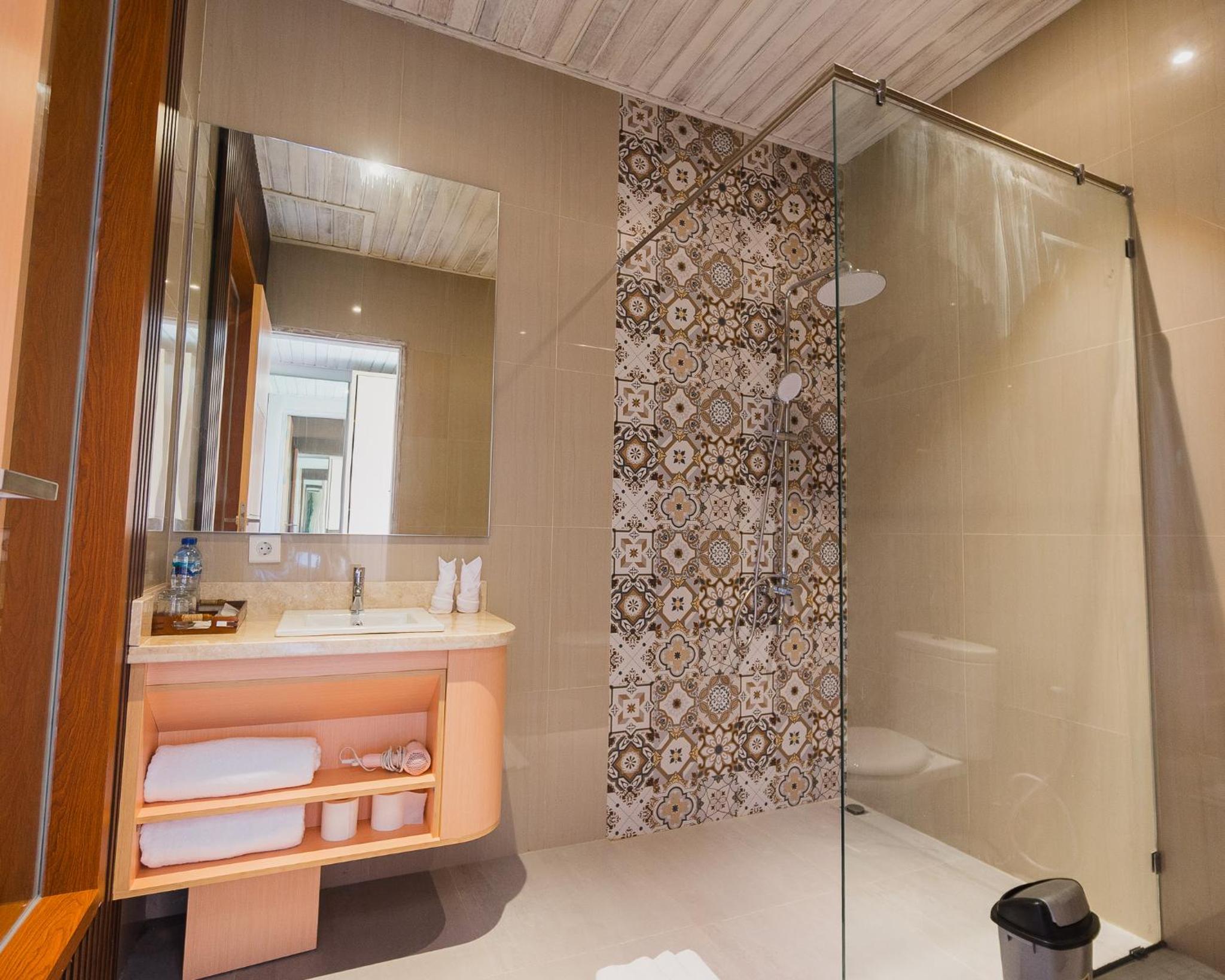 Deluxe Double or Twin Room with Pool View - Photo 18