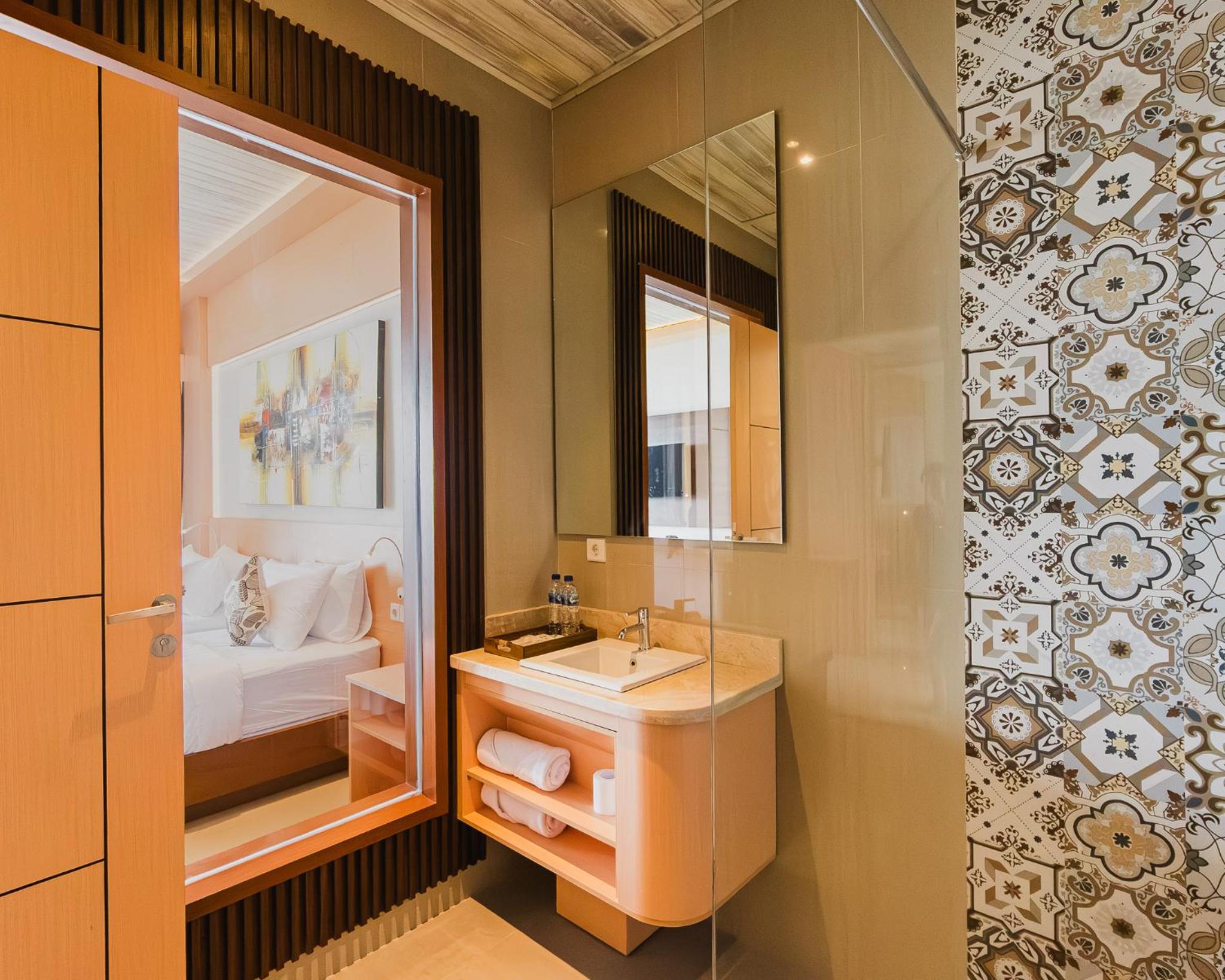Deluxe Double or Twin Room with Pool View - Photo 22