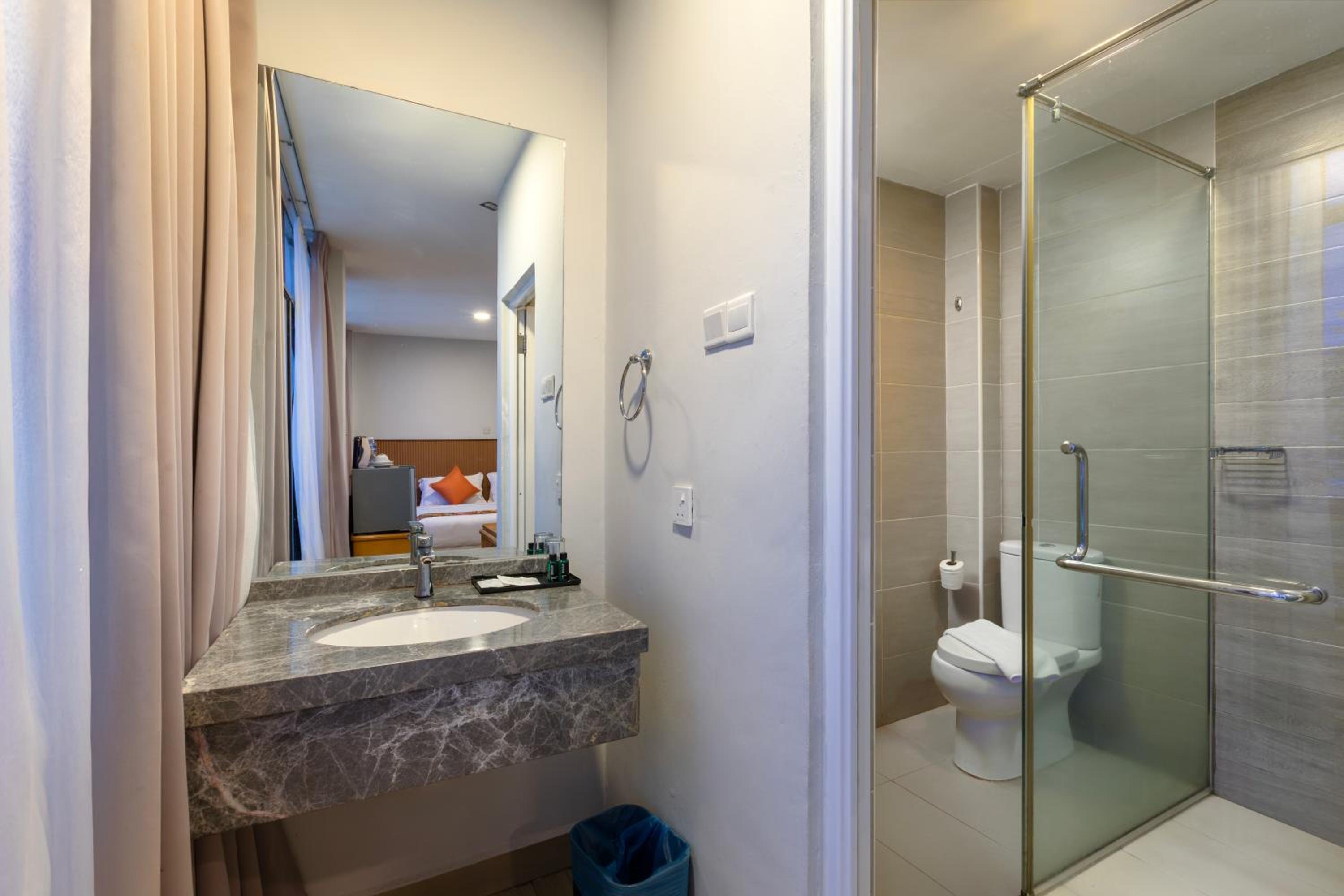 Standard King Room - Photo 3