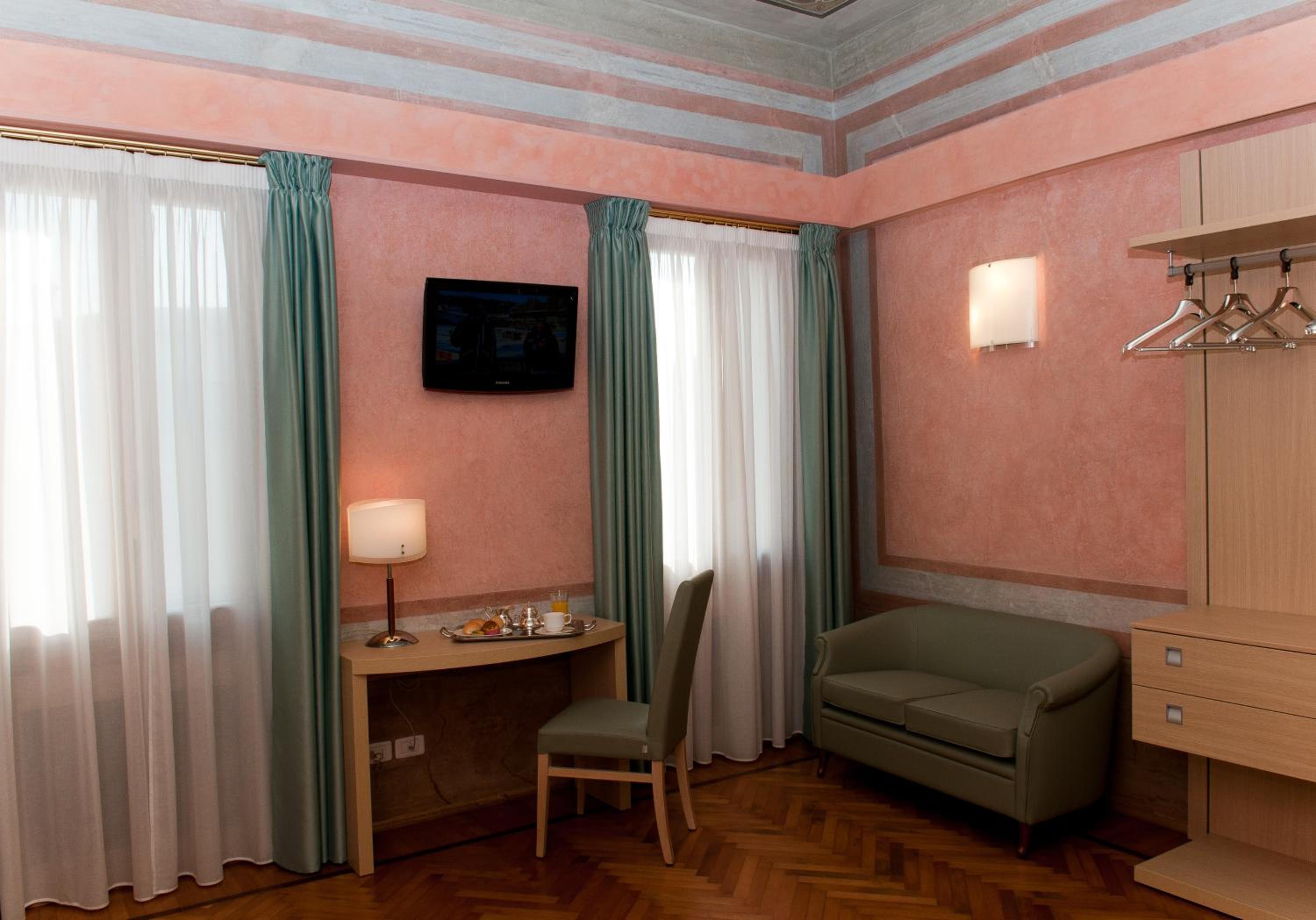 Double or Twin Room - Photo 6