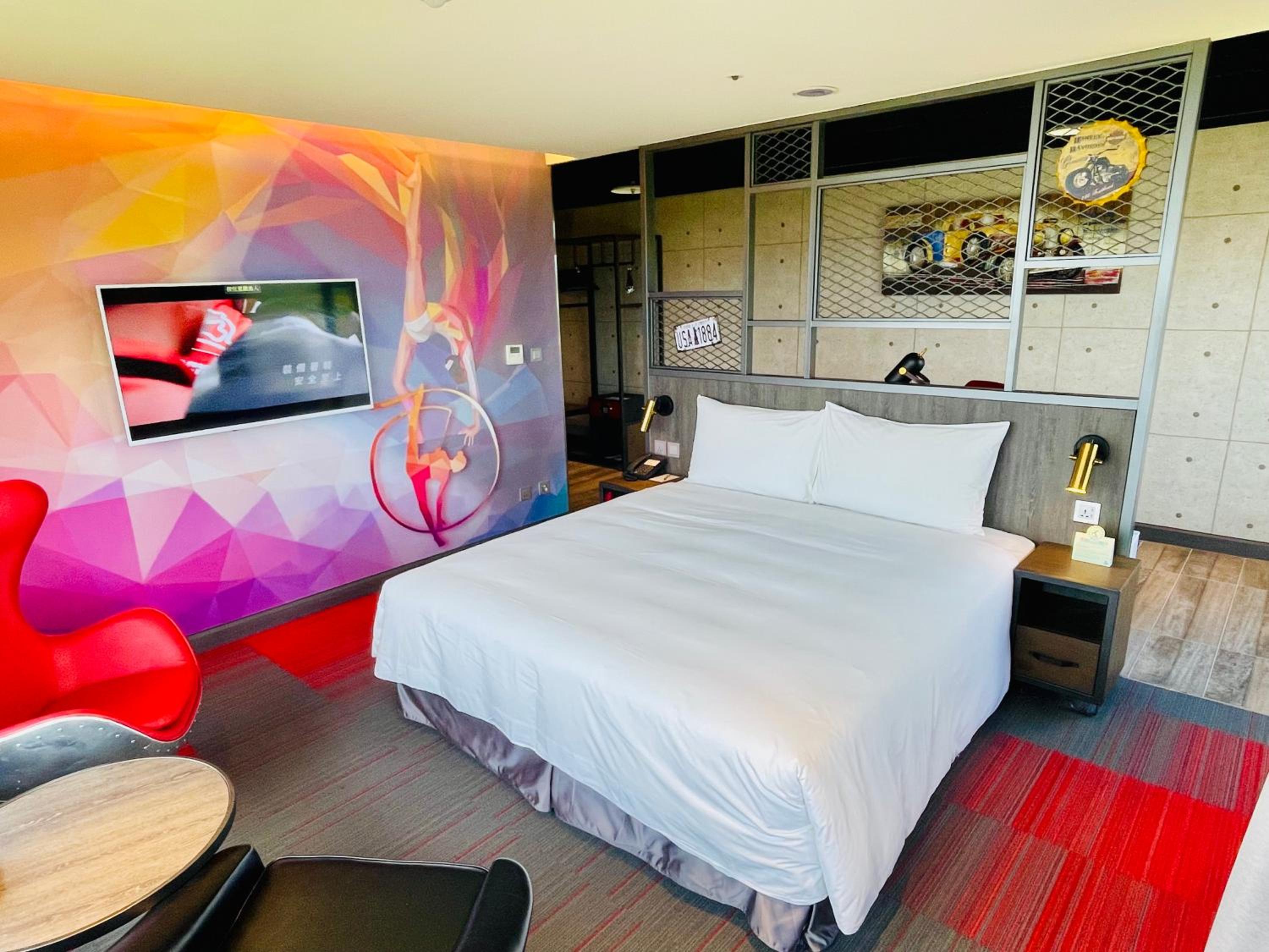 Suite - Photo 1