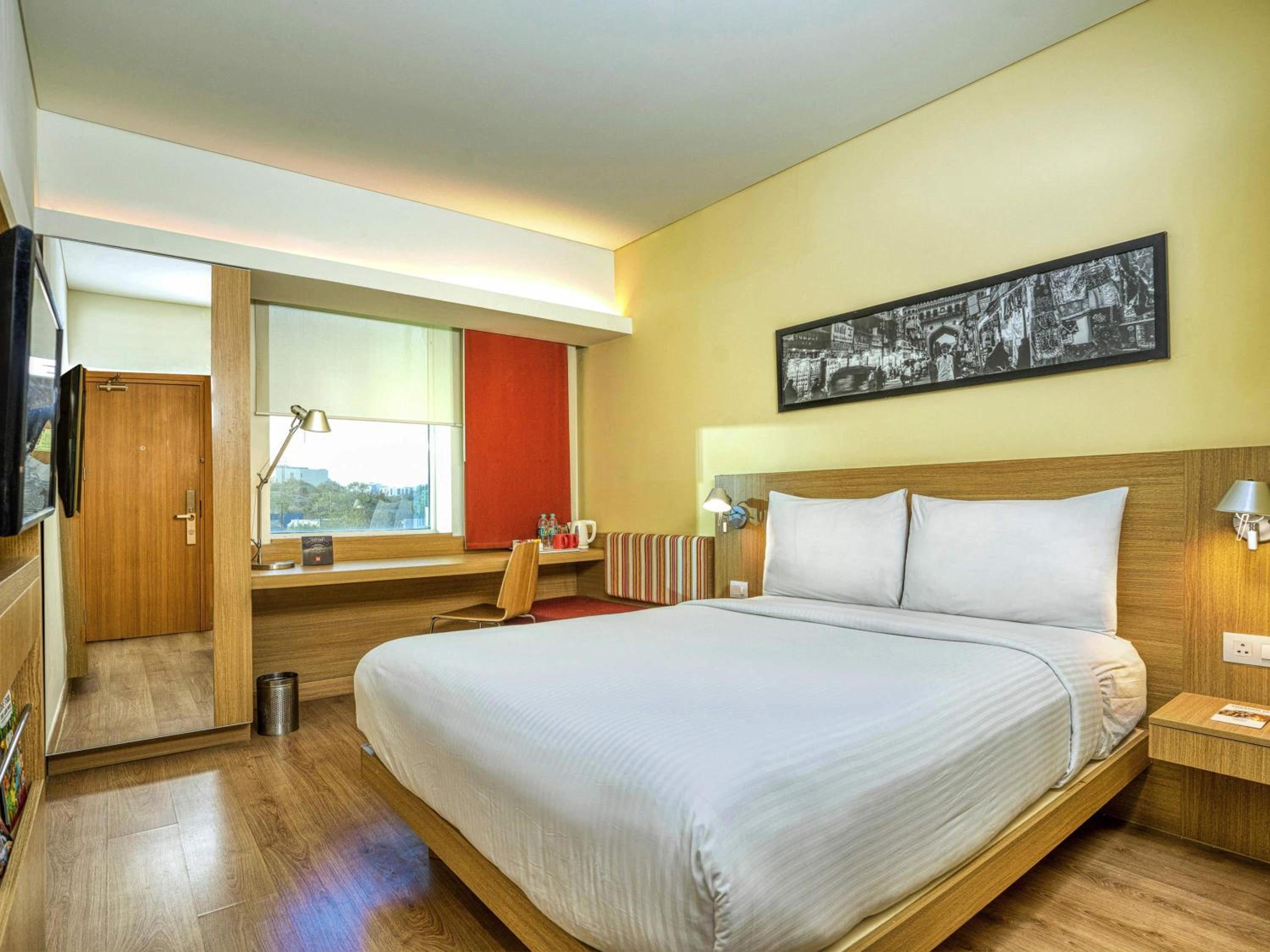 Superior Queen Room - High-Floor Upgrade to a High Floor with 20% off on food & drinks • early check-in/late check-out • Daily treat of 2 Pints of Beer or Non-Alcoholic Beverages. - Photo 1