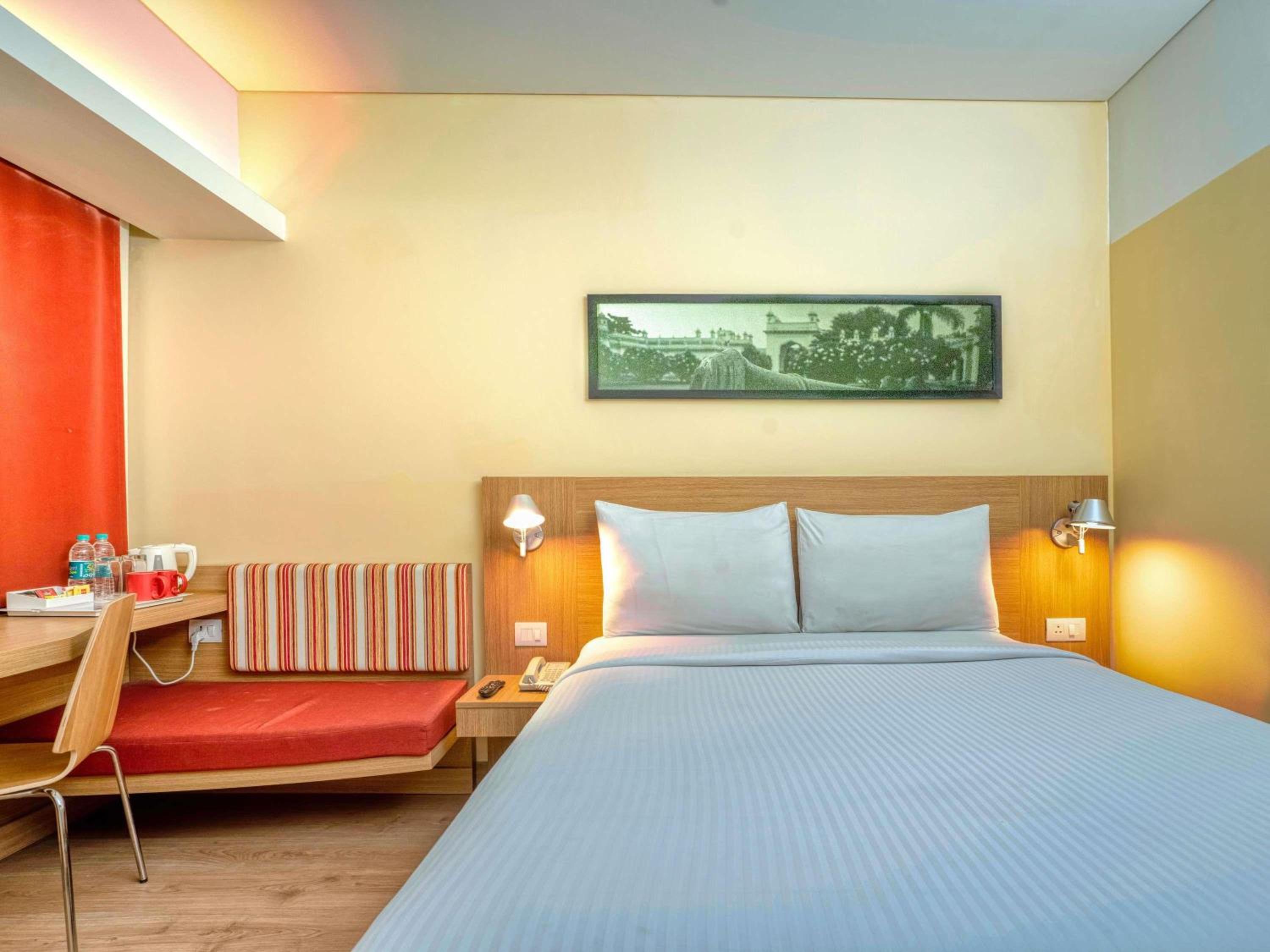 Superior Queen Room - High-Floor Upgrade to a High Floor with 20% off on food & drinks • early check-in/late check-out • Daily treat of 2 Pints of Beer or Non-Alcoholic Beverages. - Photo 3