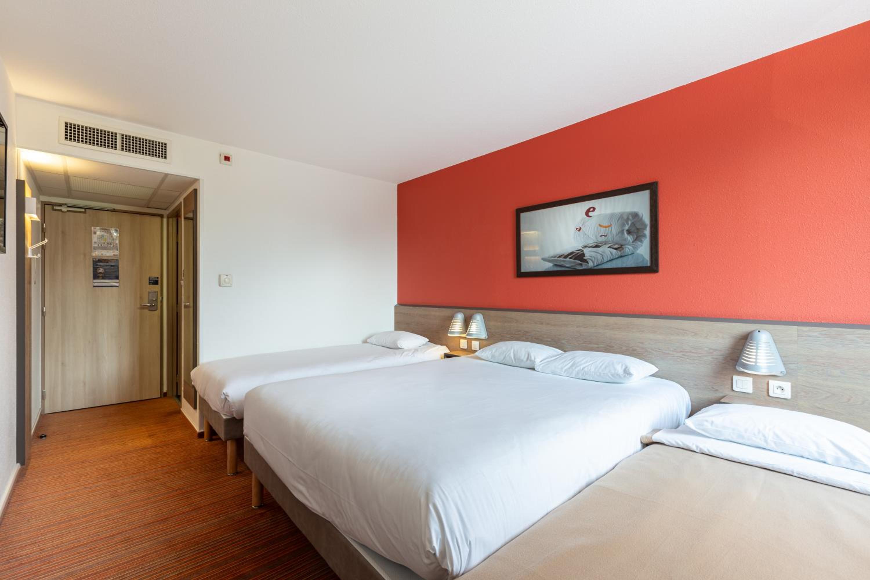 Quadruple Room (1 Double Bed, 1 Single Bed, 1 Childrens' Bed (70/63 in) photo 2