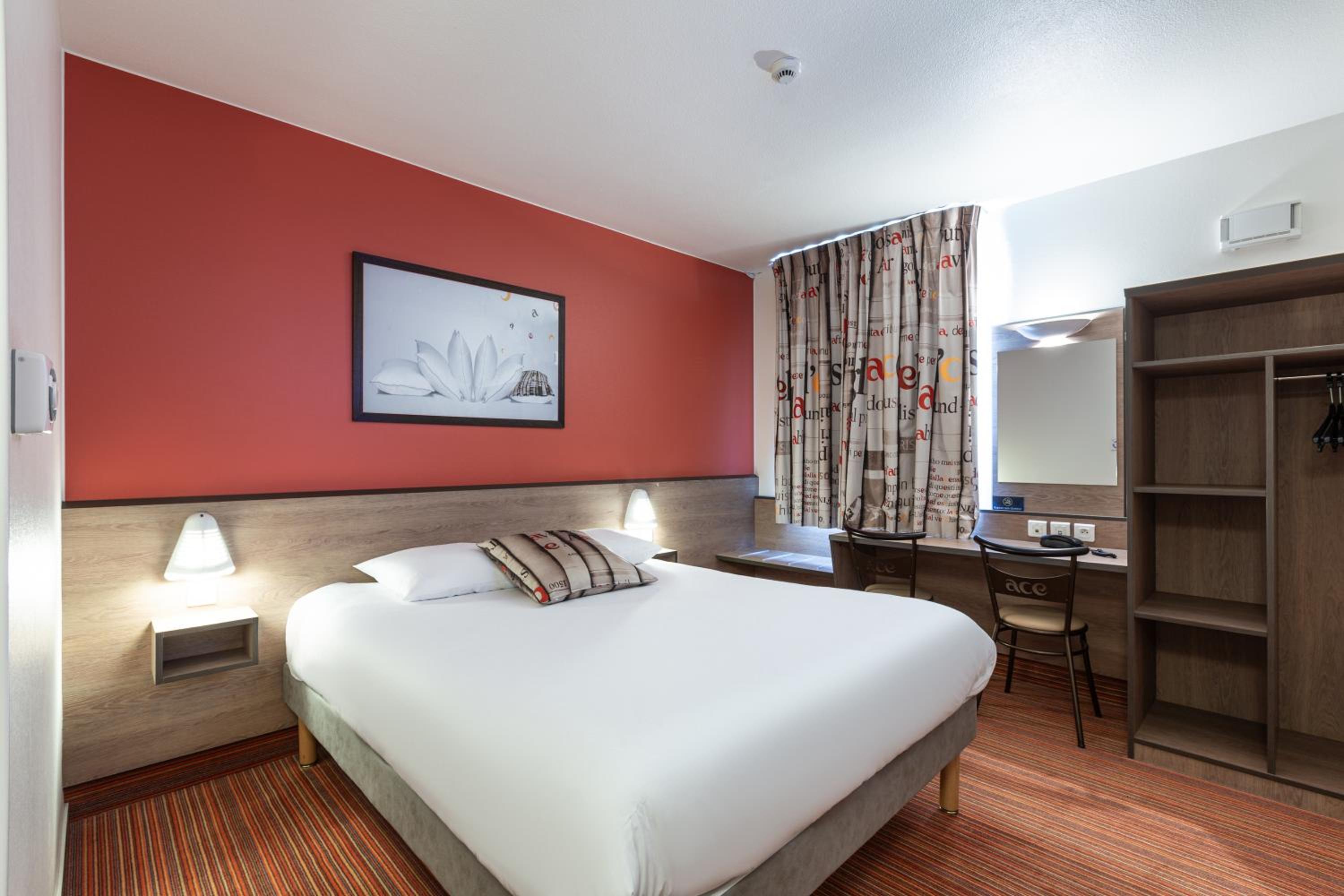 Double Room - Disability Access photo 3
