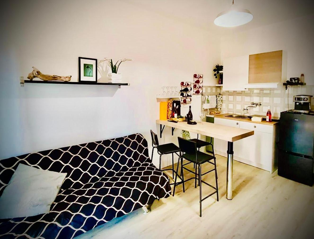 One-Bedroom Apartment with City View photo 3