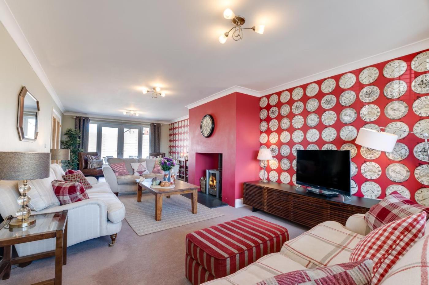 Five-Bedroom House photo 2
