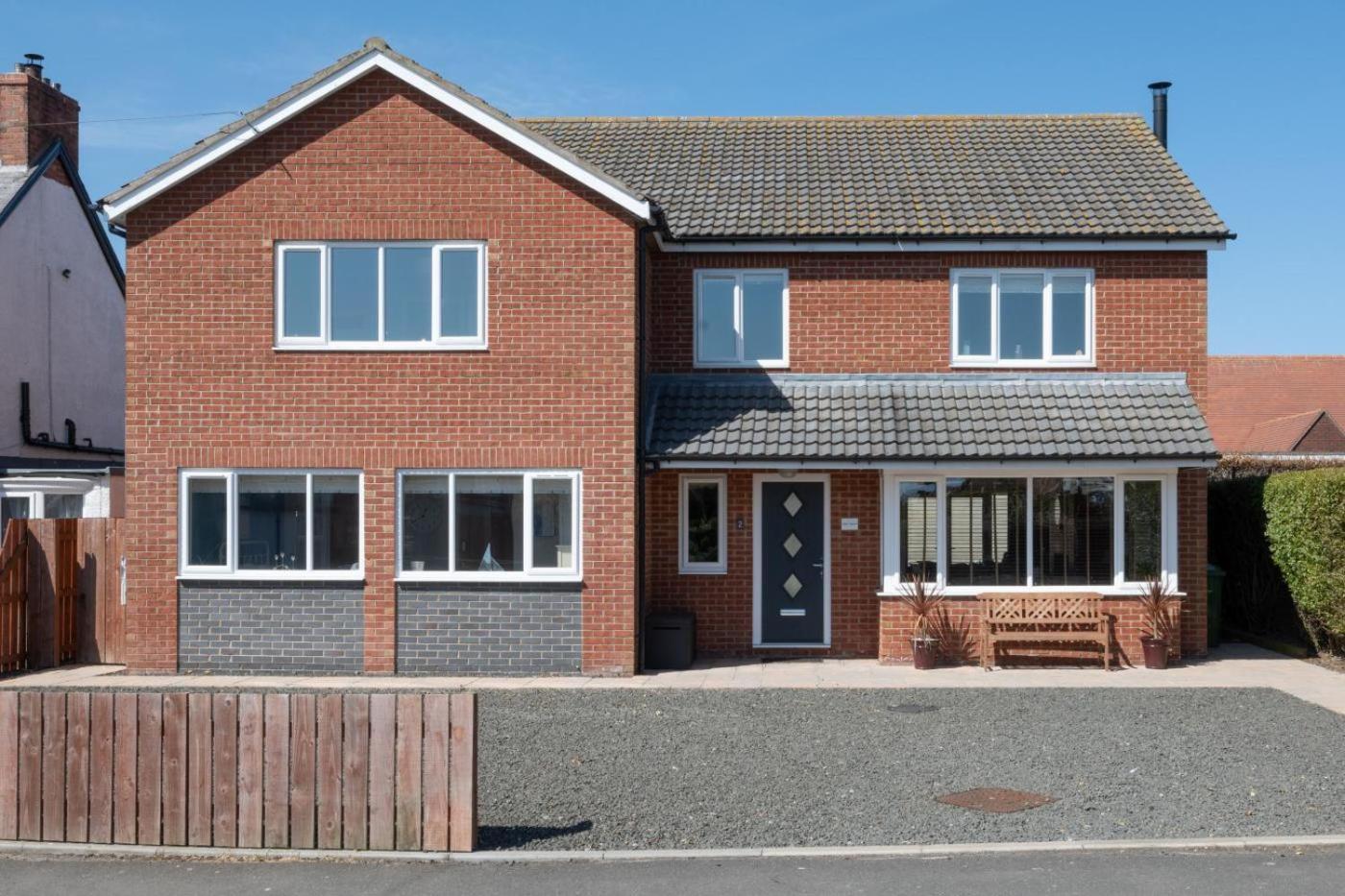 Five-Bedroom House photo 1