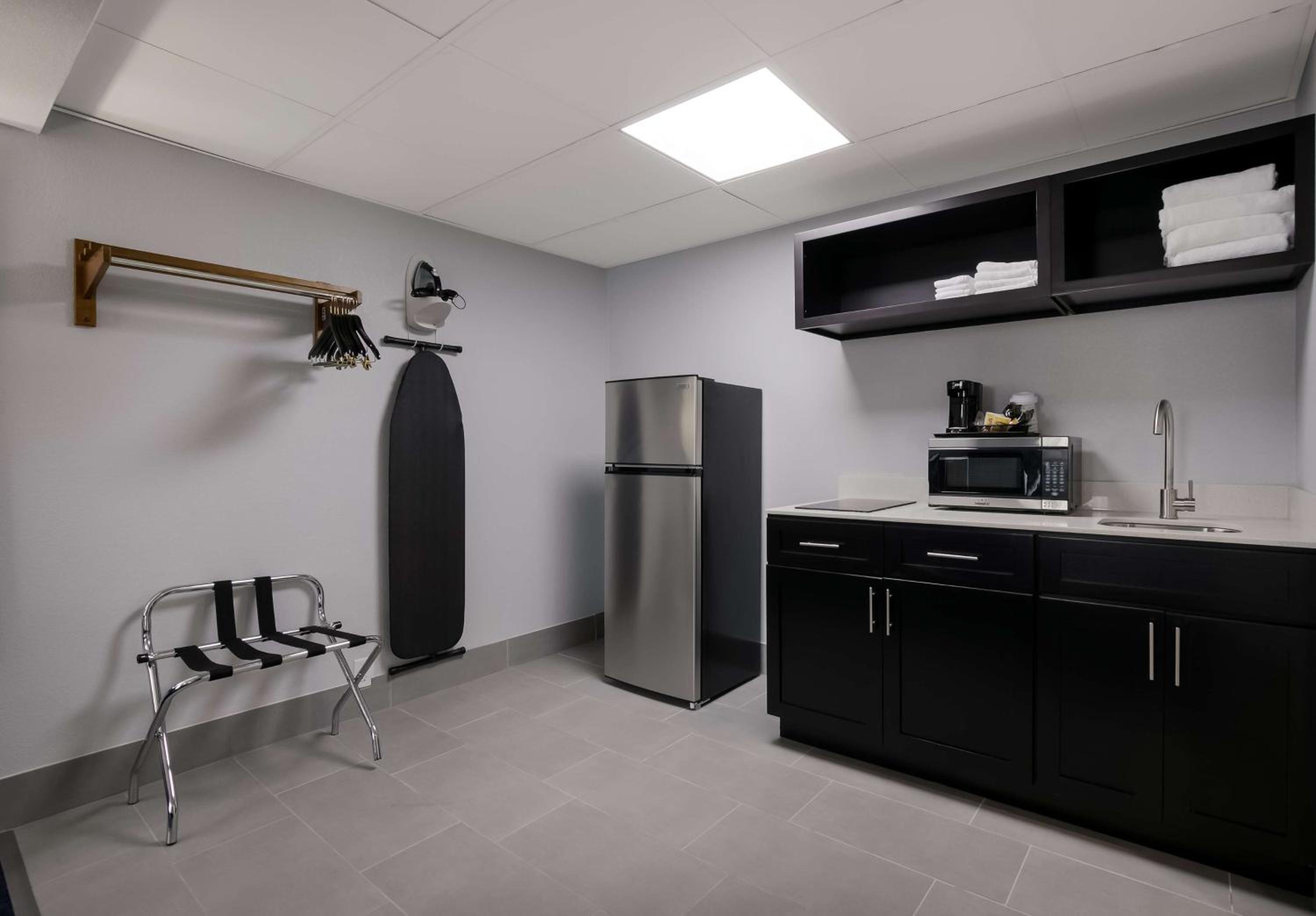 Queen Room with Two Queen Beds, Kitchenette and Walk-In Shower - Pet Friendly/Non-Smoking - Photo 3