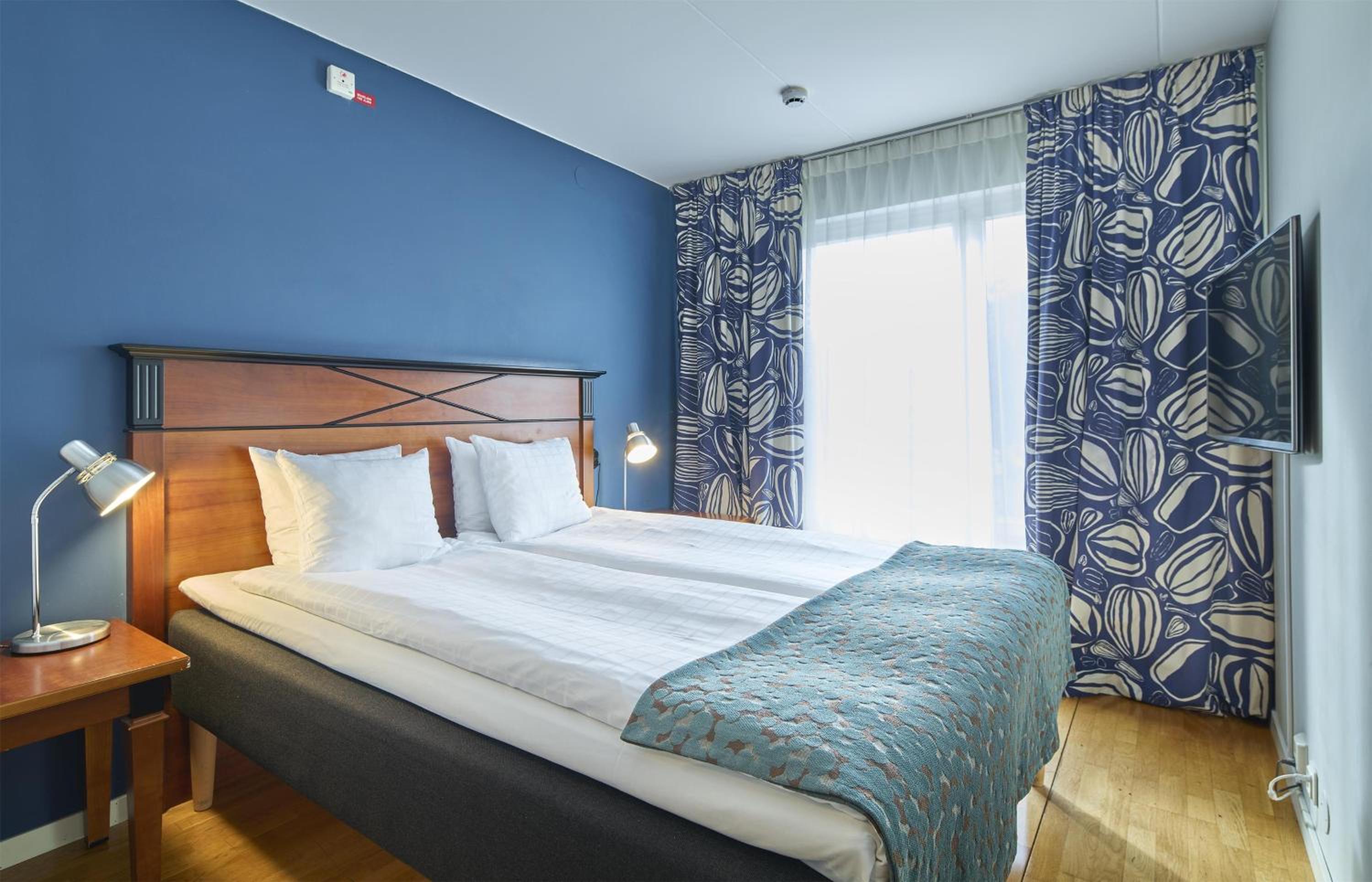 Economy Queen Room - Photo 2