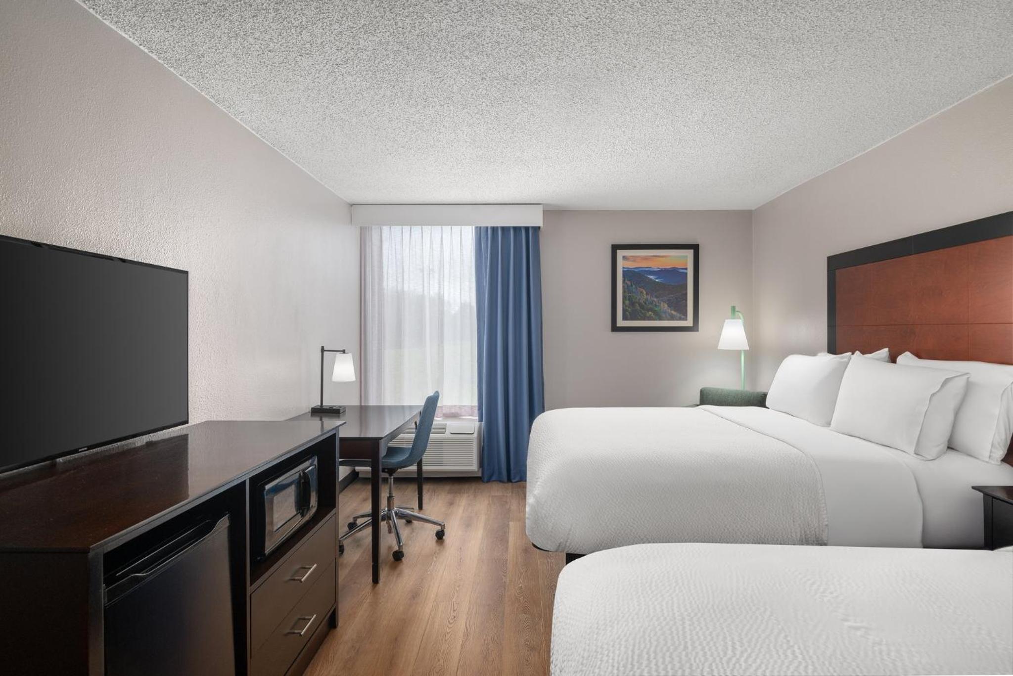 Standard Room with Two Queen Beds - Photo 2