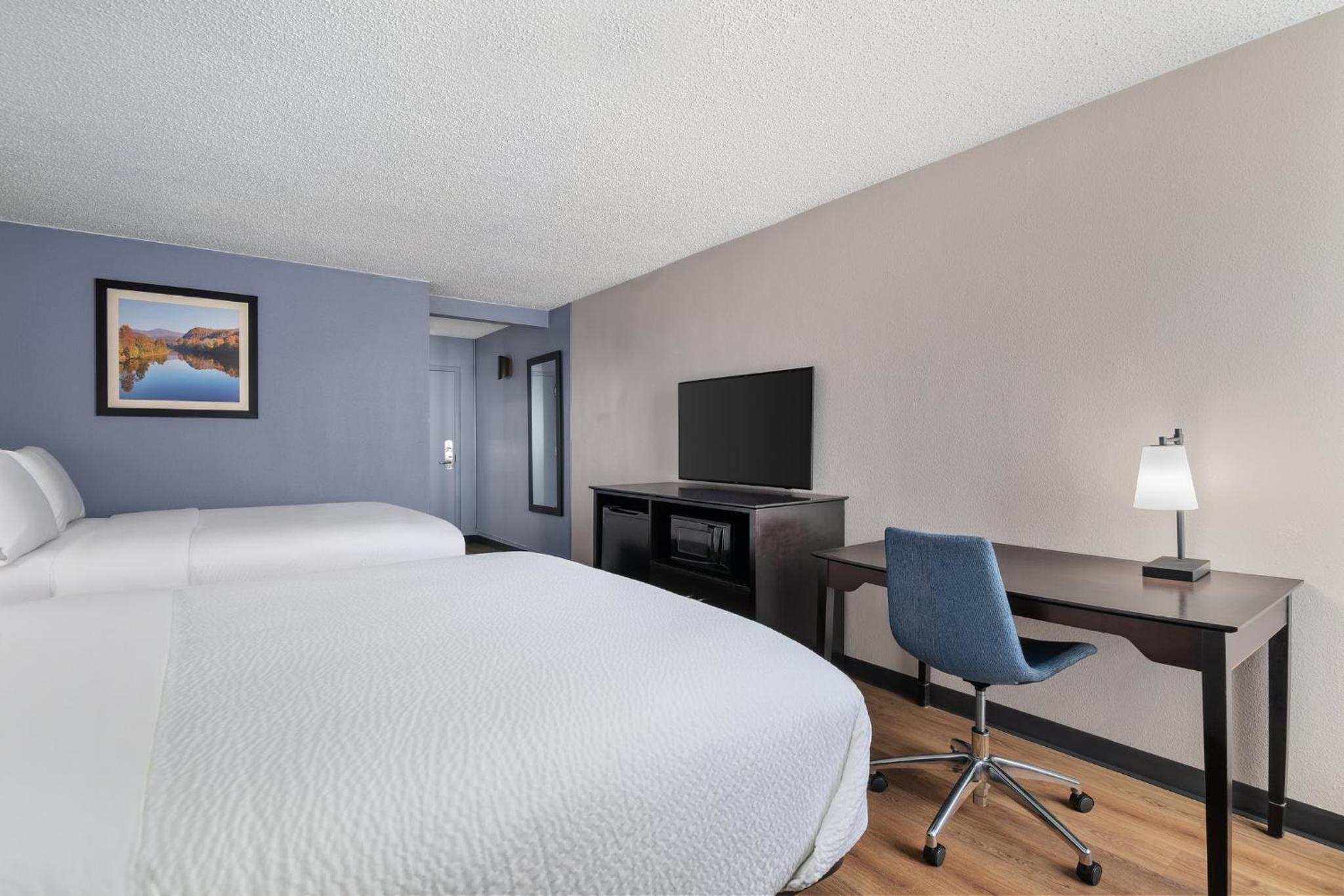 Standard Room with Two Queen Beds - Photo 7