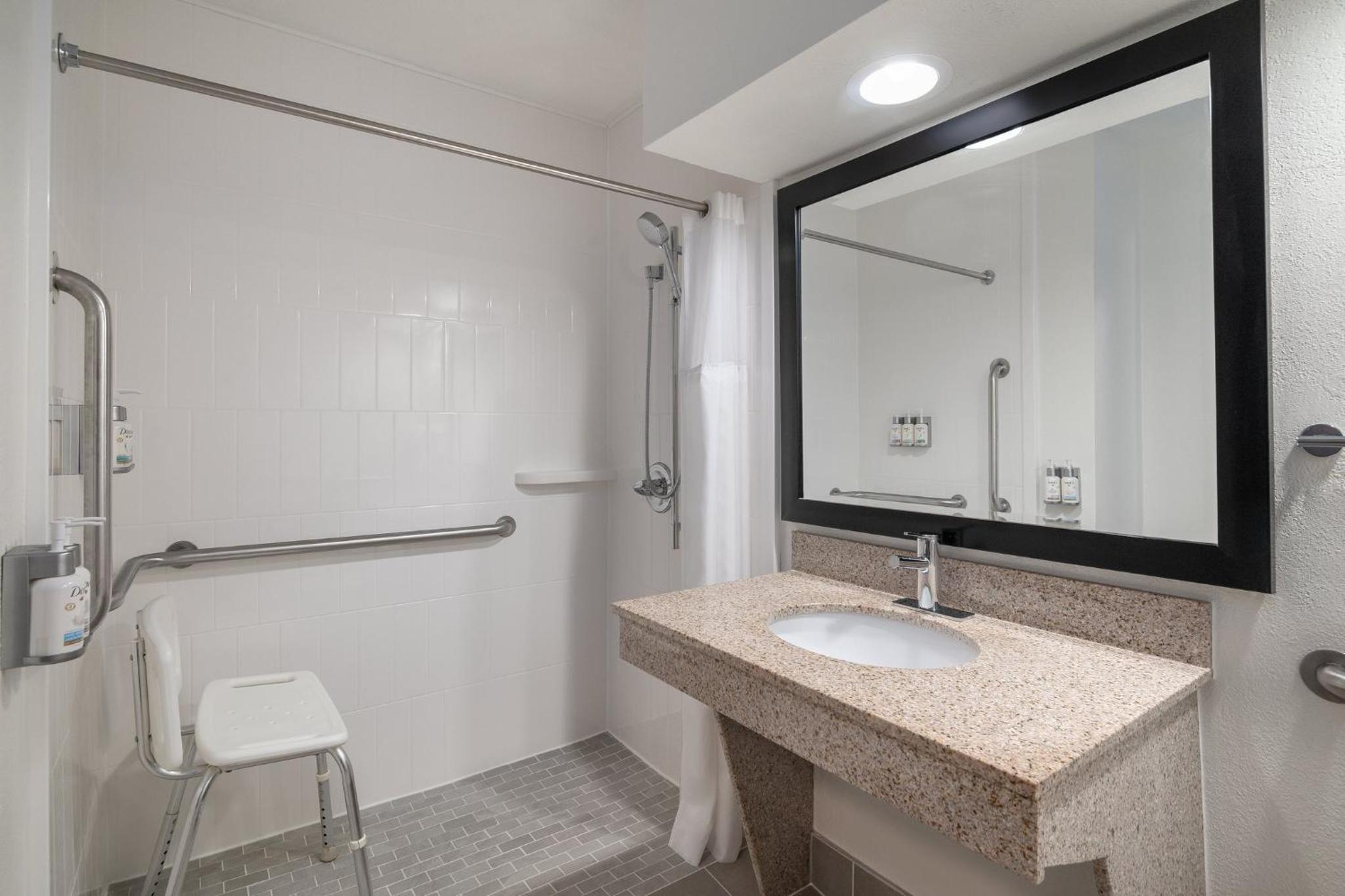 Standard Queen Room - Communications and Mobility Access - Photo 1