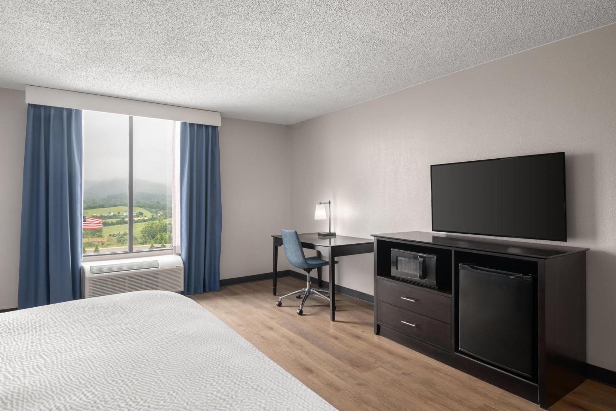 Standard Room with Two Queen Beds - Photo 4