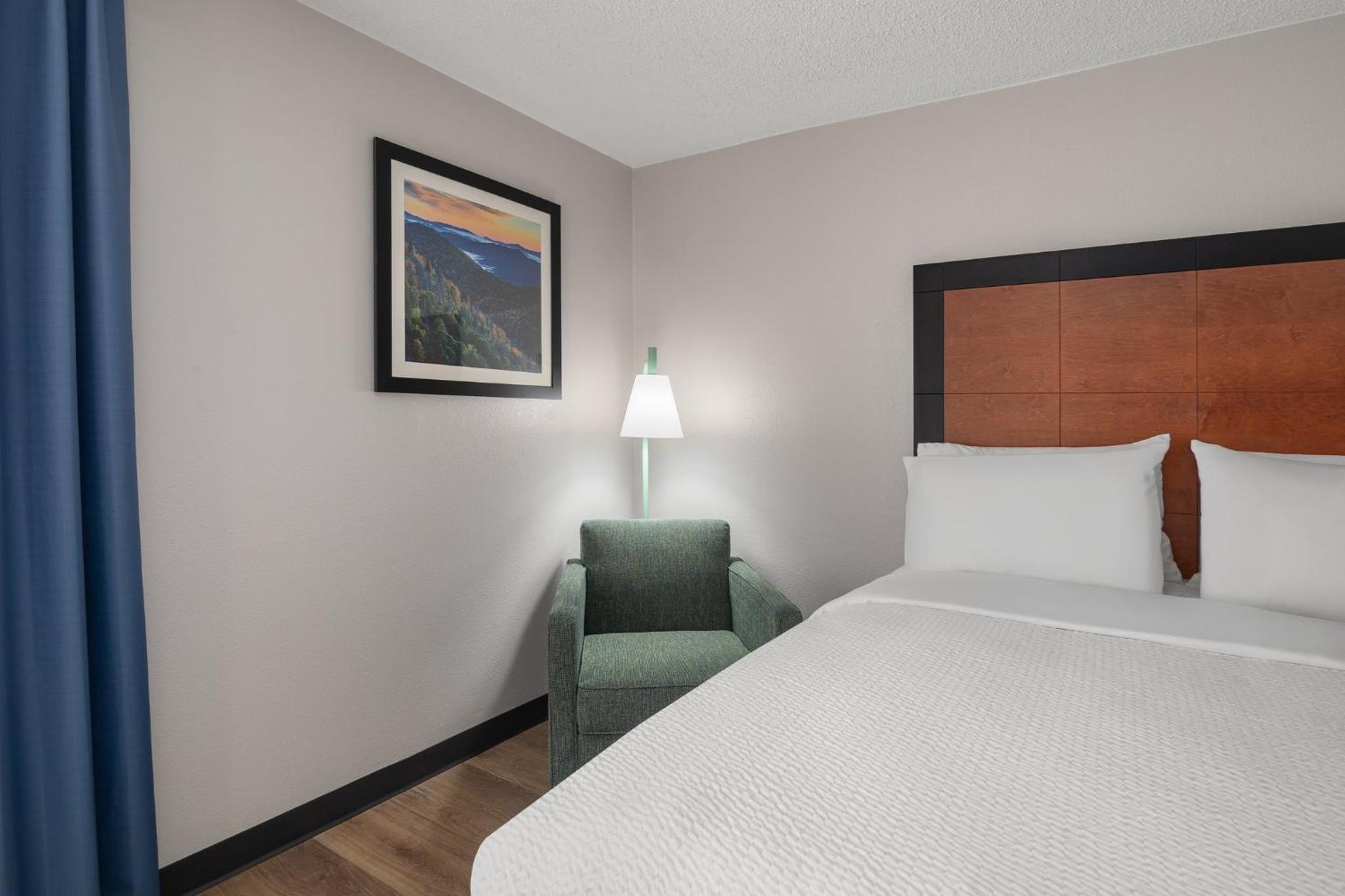 Standard Room with Two Queen Beds - Photo 3