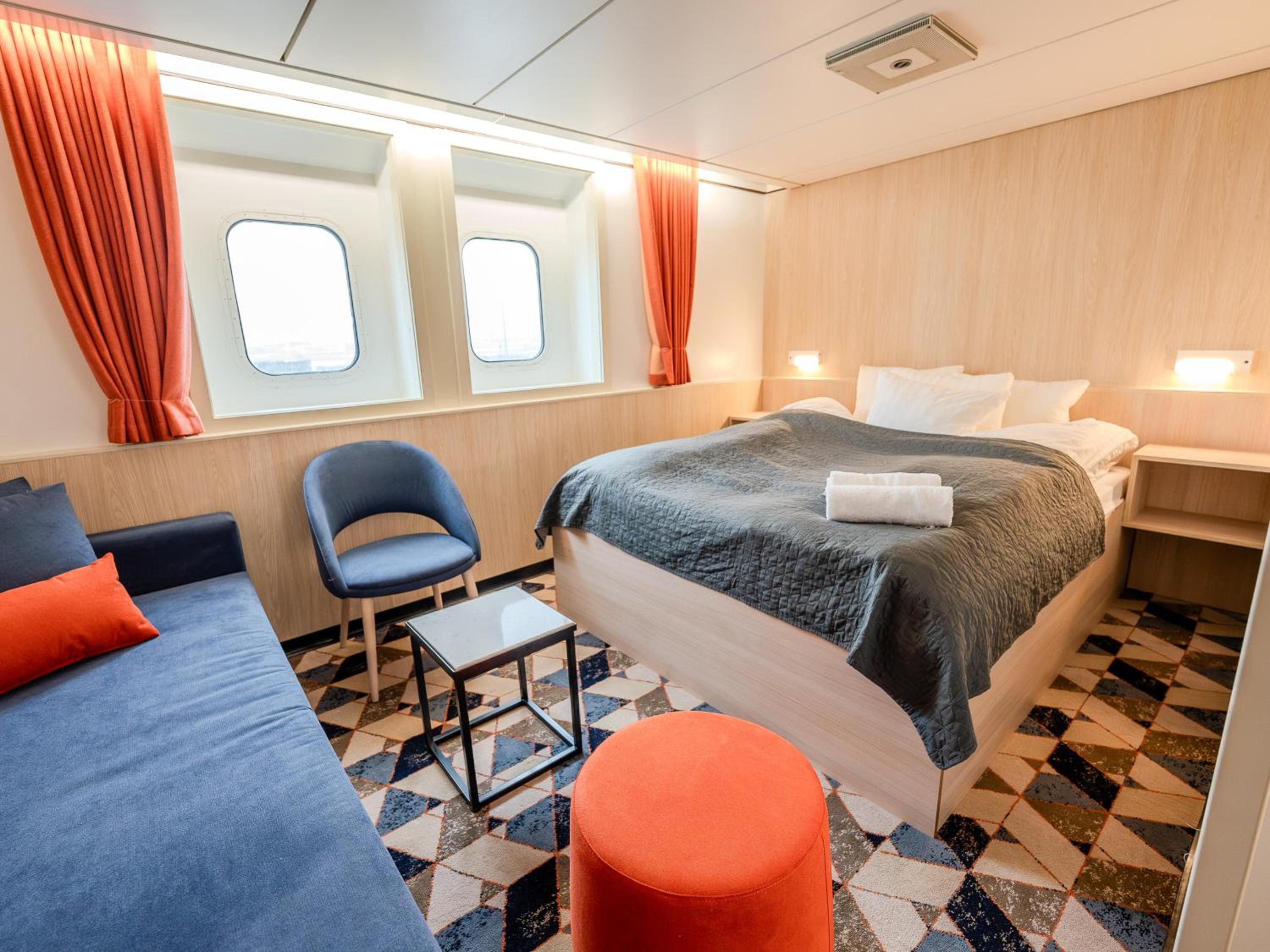 Commodore Class cabin with sea view, 4-berth