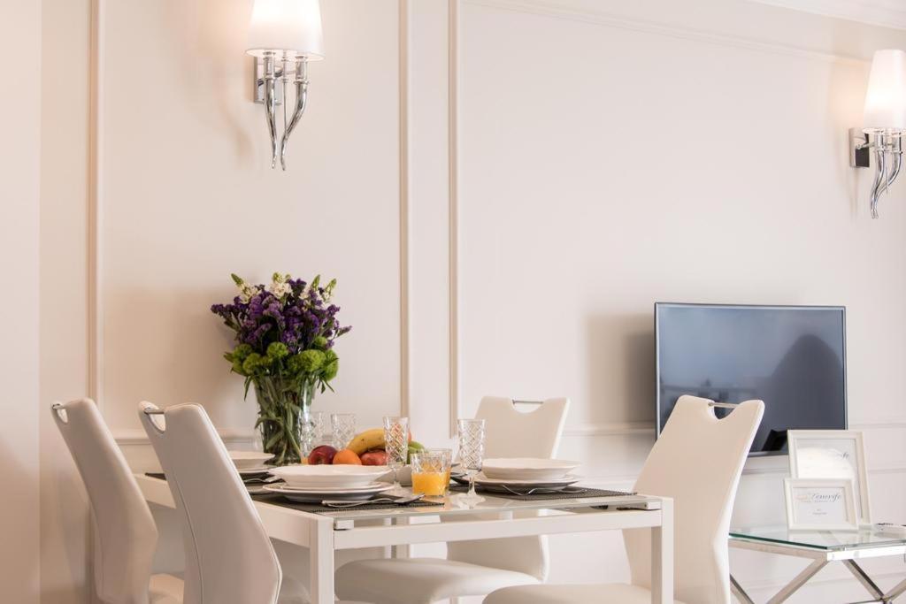 Deluxe One-Bedroom Apartment