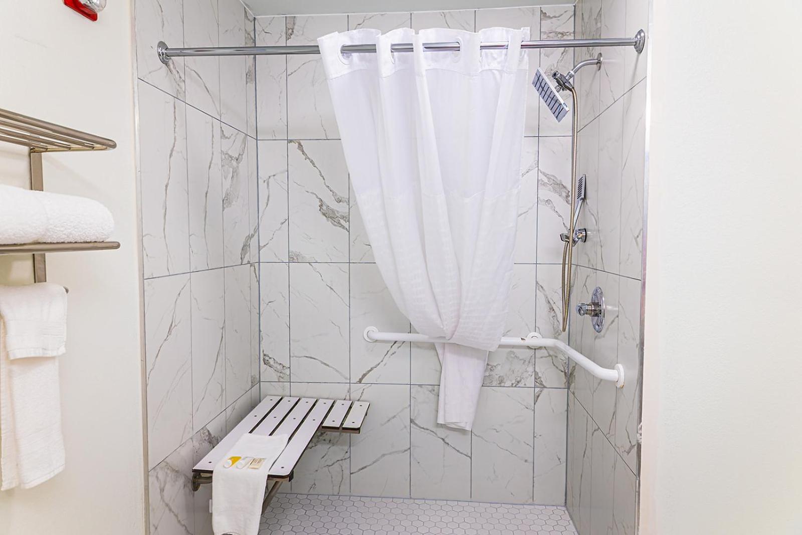 1 King Bed, Mobility Accessible Room, Bathtub w/ Grab Bars, Non-Smoking - Photo 6