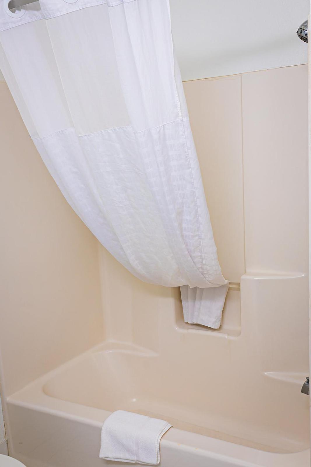 1 King Bed, Mobility Accessible Room, Bathtub w/ Grab Bars, Non-Smoking - Photo 3