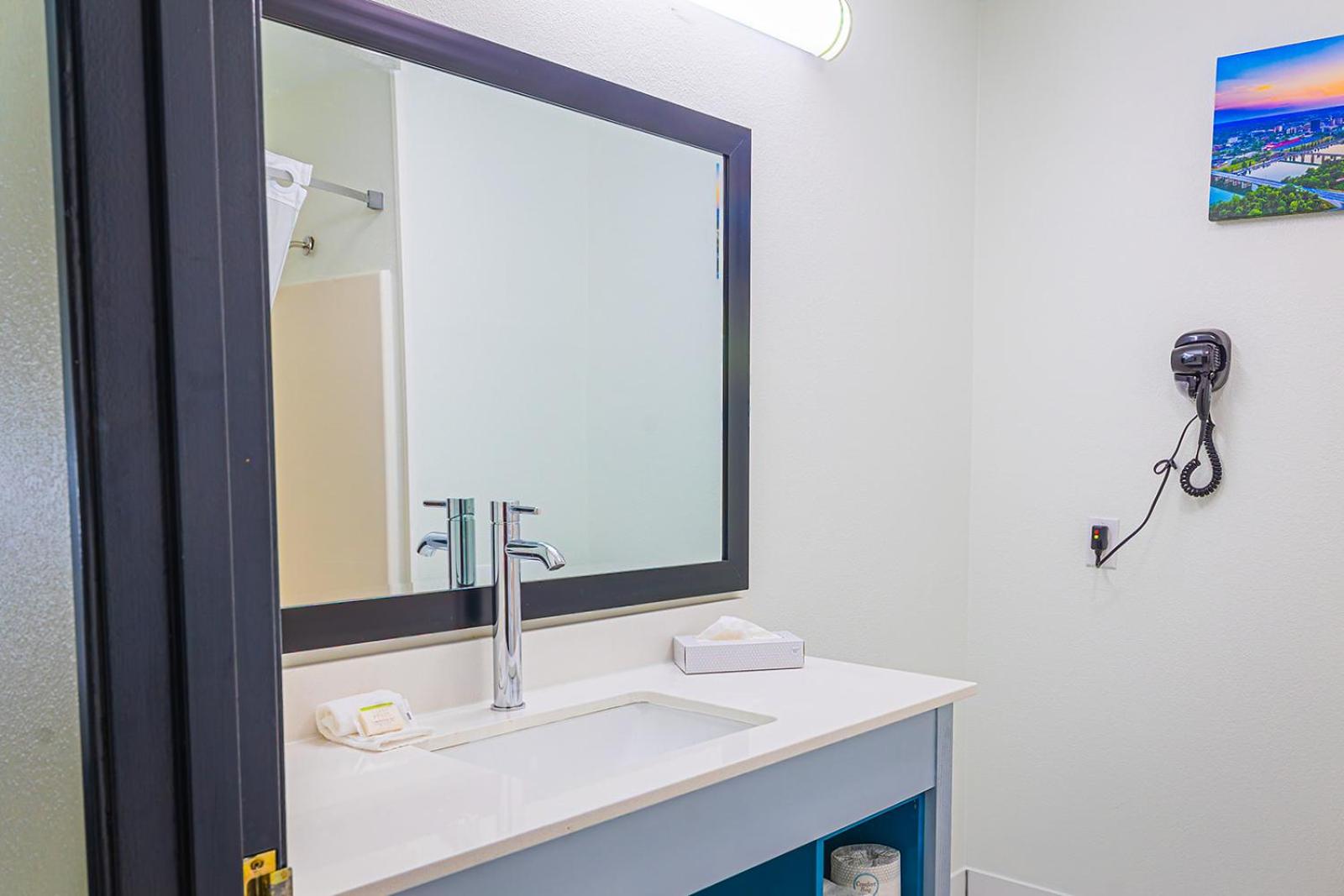 1 King Bed, Mobility Accessible Room, Bathtub w/ Grab Bars, Non-Smoking - Photo 5