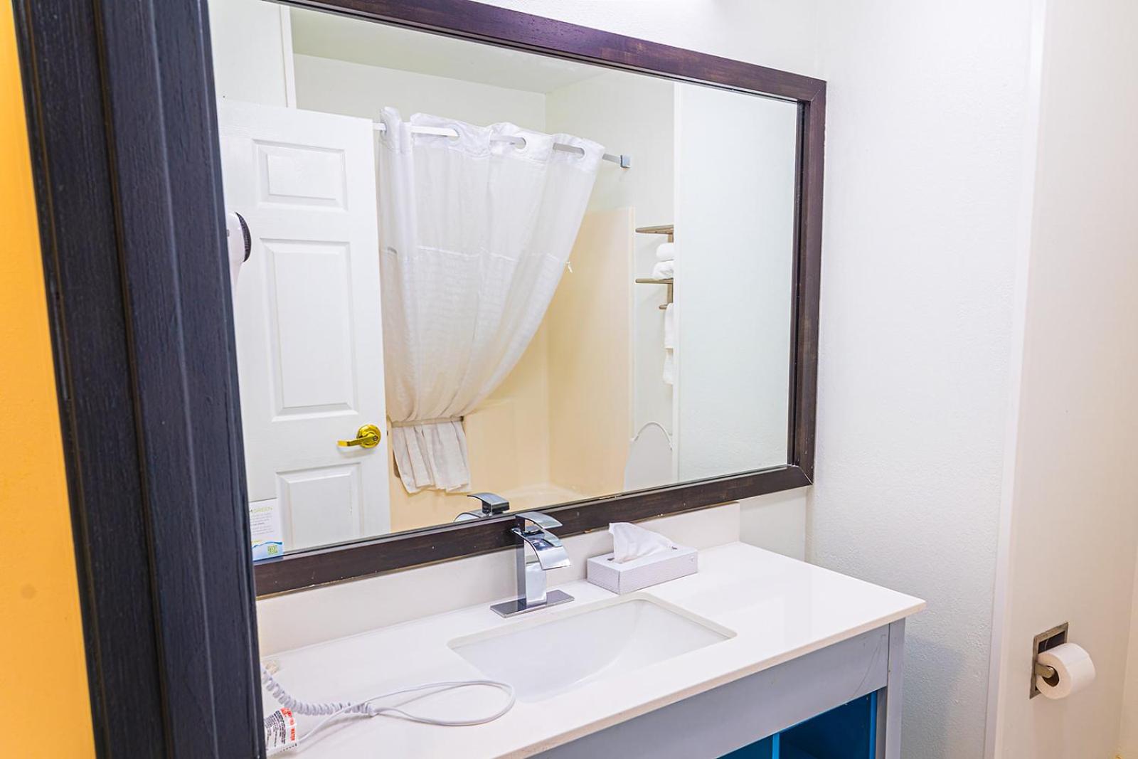 1 King Bed, Mobility Accessible Room, Bathtub w/ Grab Bars, Non-Smoking - Photo 10