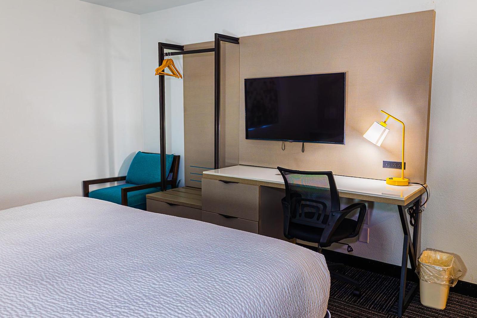 1 King Bed, Mobility Accessible Room, Bathtub w/ Grab Bars, Non-Smoking - Photo 16