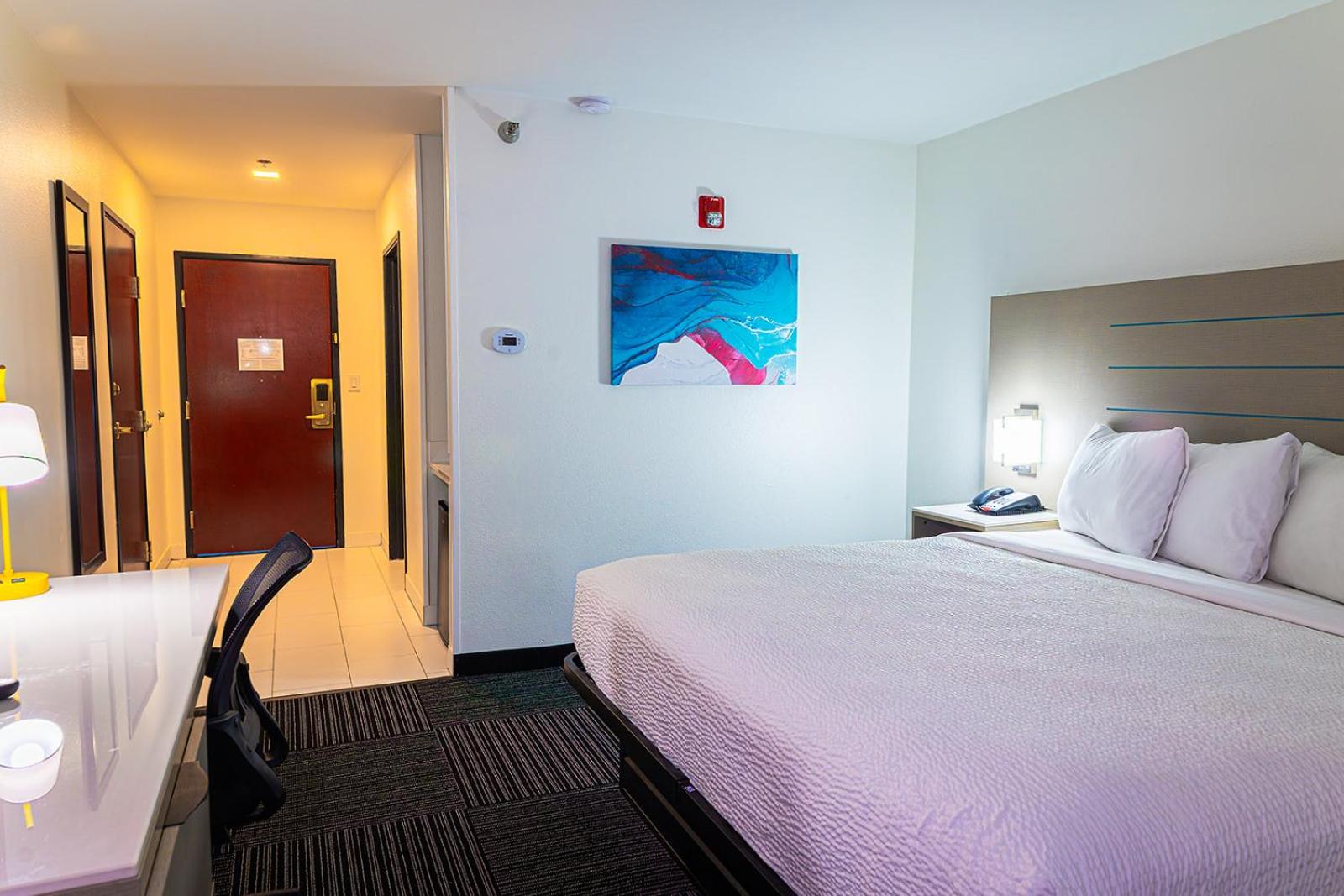 1 King Bed, Mobility Accessible Room, Bathtub w/ Grab Bars, Non-Smoking - Photo 2