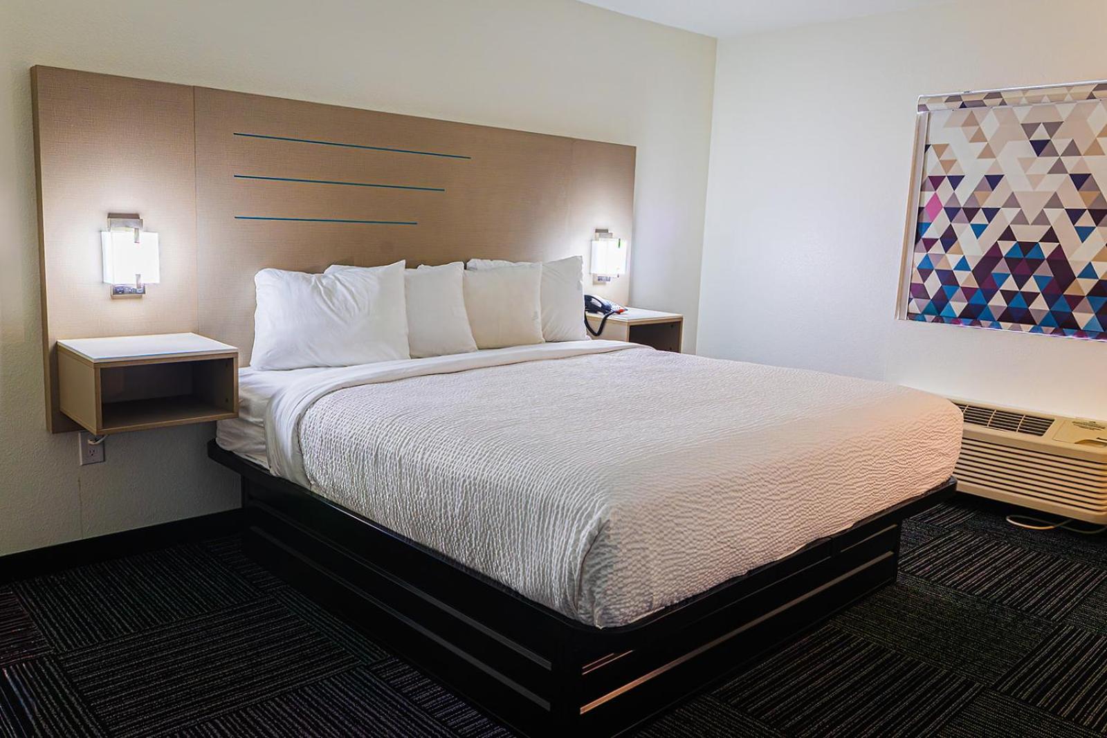 1 King Bed, Mobility Accessible Room, Bathtub w/ Grab Bars, Non-Smoking - Photo 12