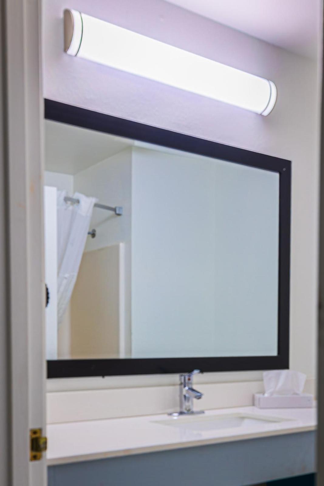 1 King Bed, Mobility Accessible Room, Bathtub w/ Grab Bars, Non-Smoking - Photo 18