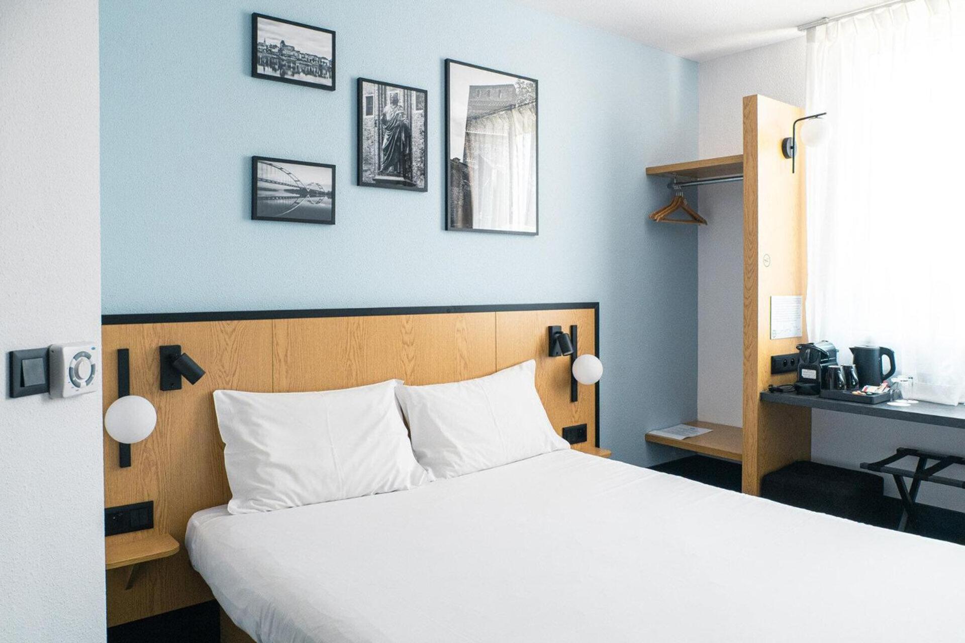 Premium Twin Room - Photo 10