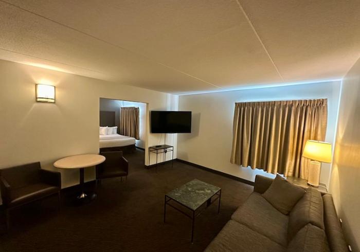 Deluxe Queen Suite photo 2