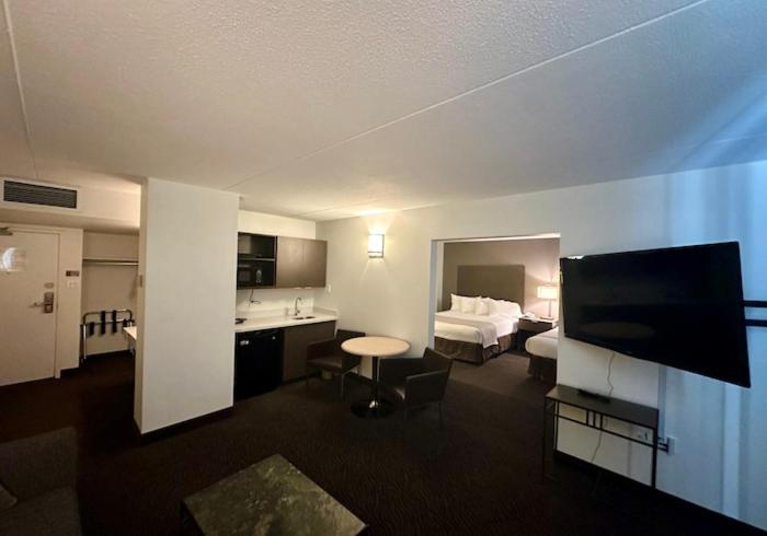 Deluxe Queen Suite