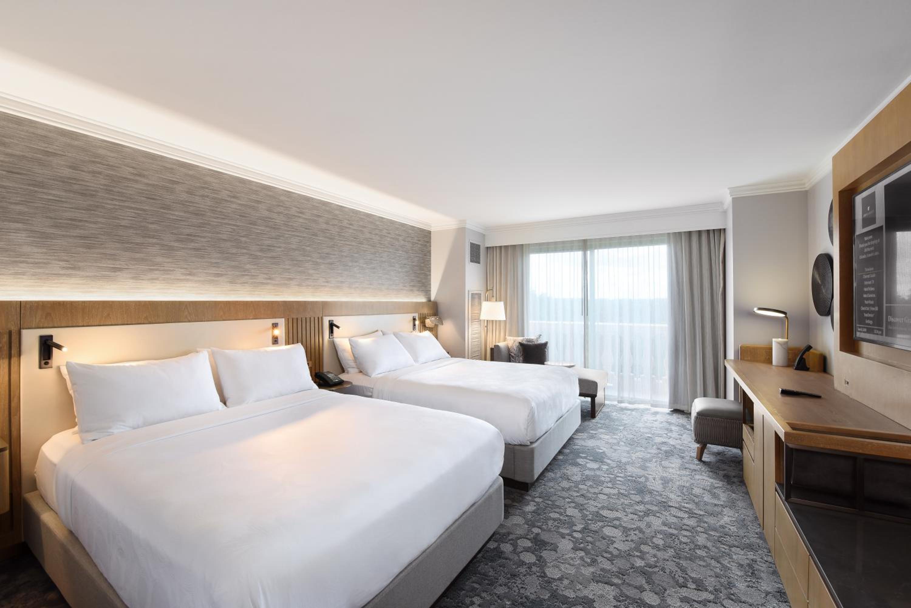 Queen Room with Resort View and Tub - Mobility Accessible