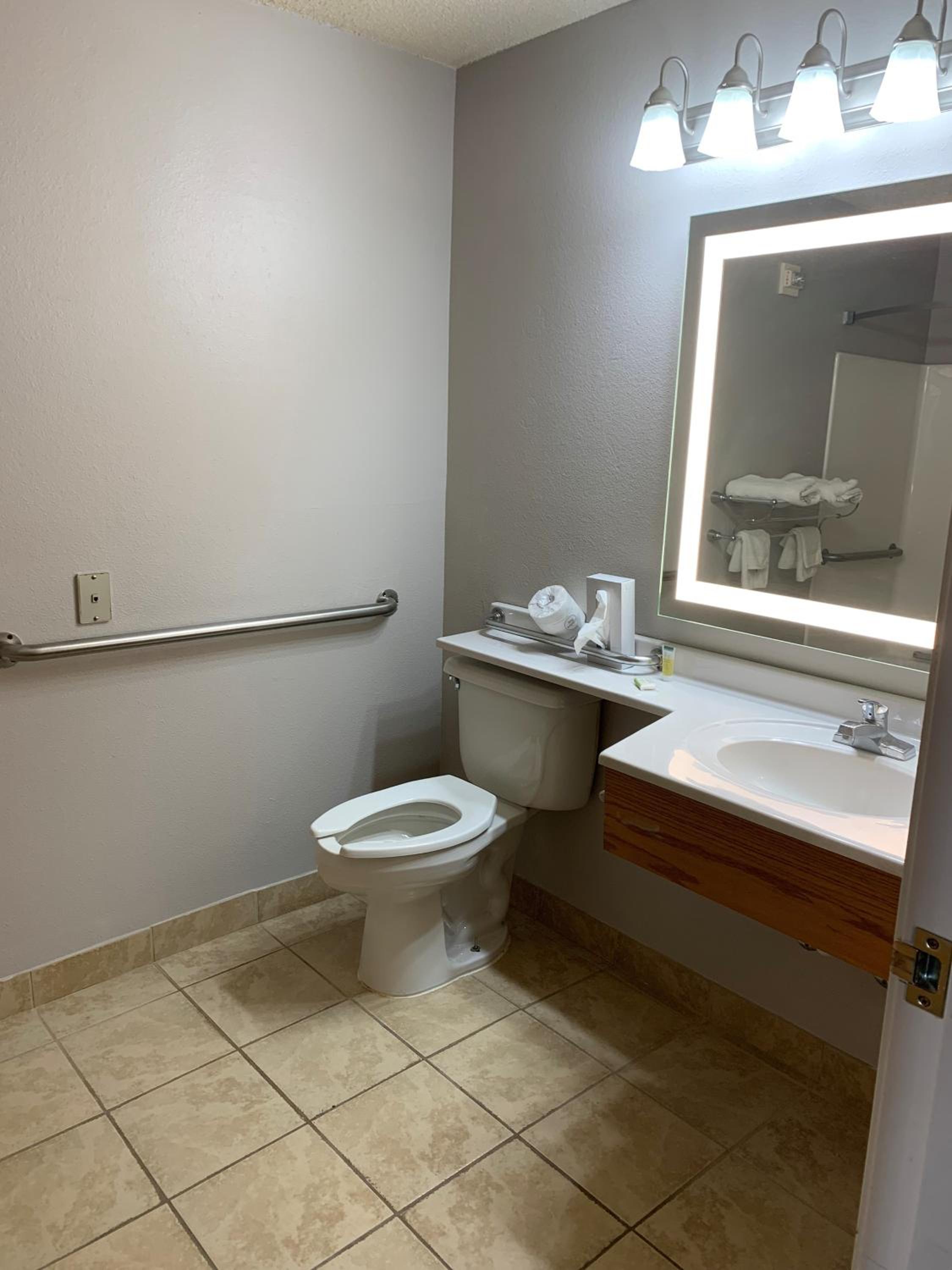 Business Room with Bathtub with Grab Bars - Mobility Accessible photo 3