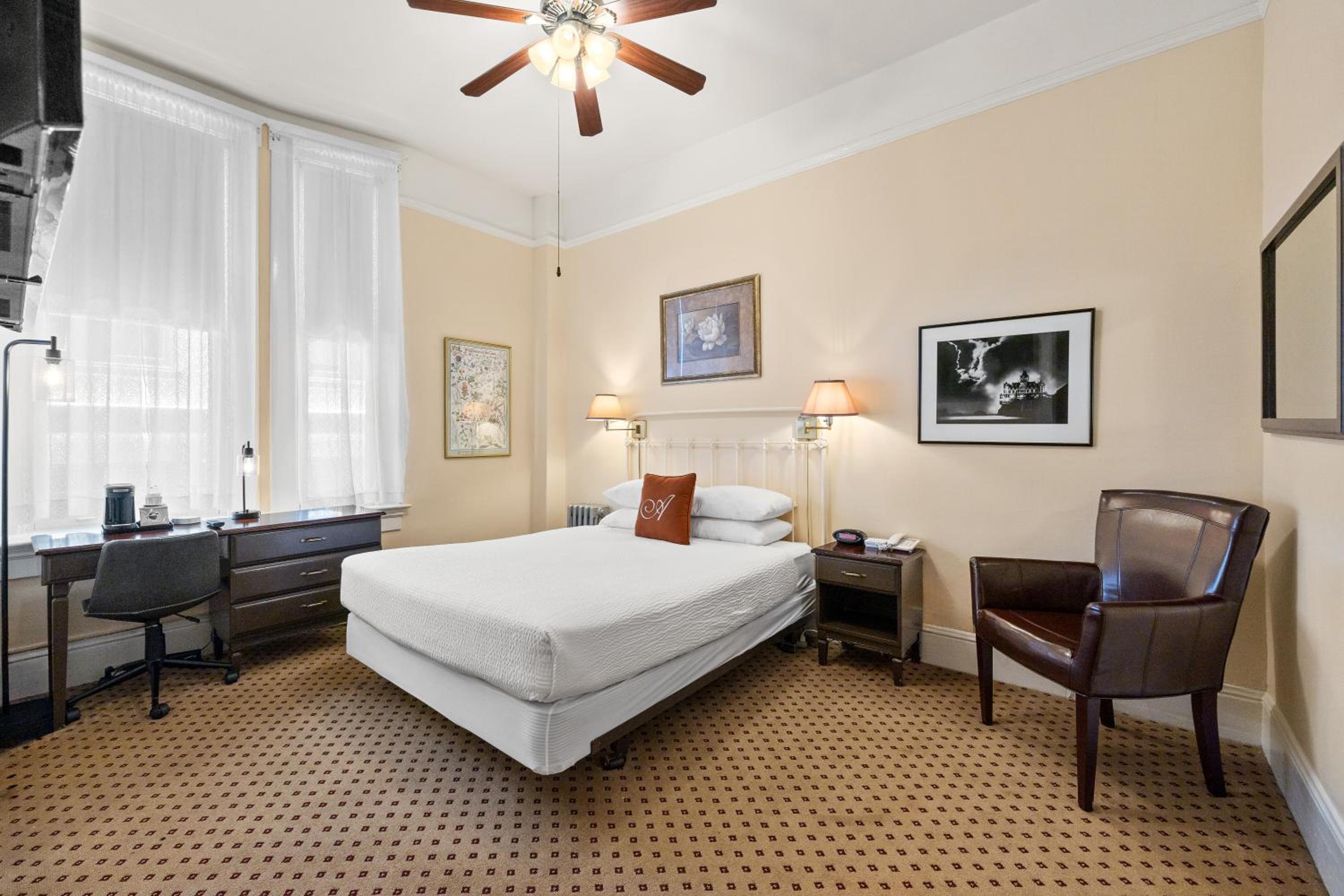 Queen Room - Disability Access photo 1