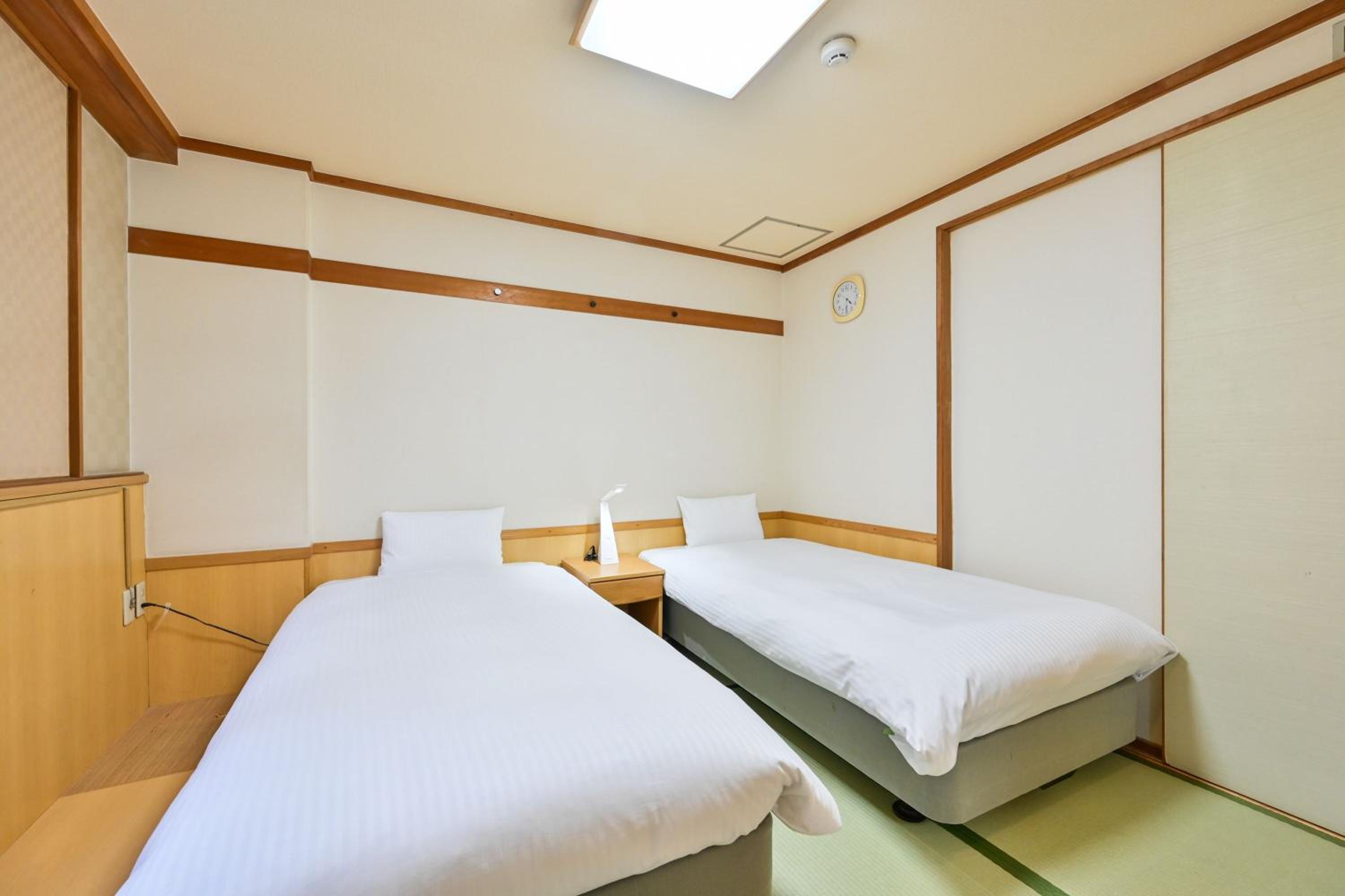 Japanese-Style Twin Room - Smoking photo 2