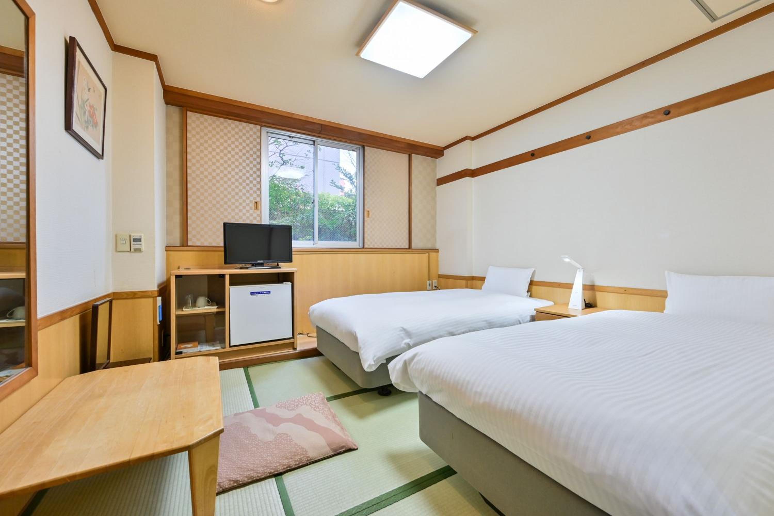 Japanese-Style Twin Room - Smoking photo 3