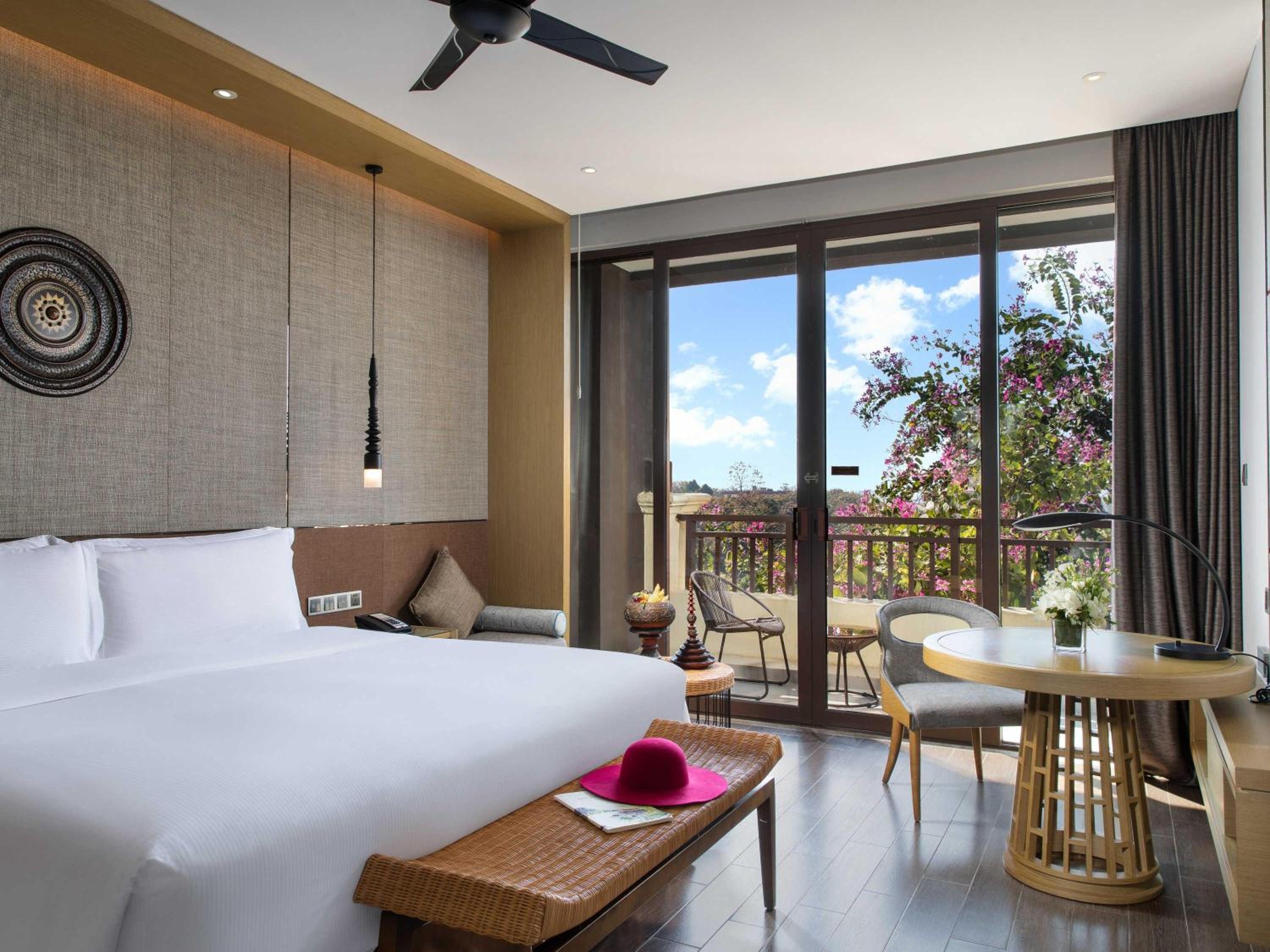 Executive King Room with Balcony and Park View