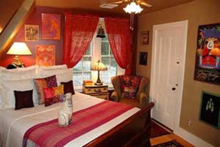 Queen Bed - Hippie Room
