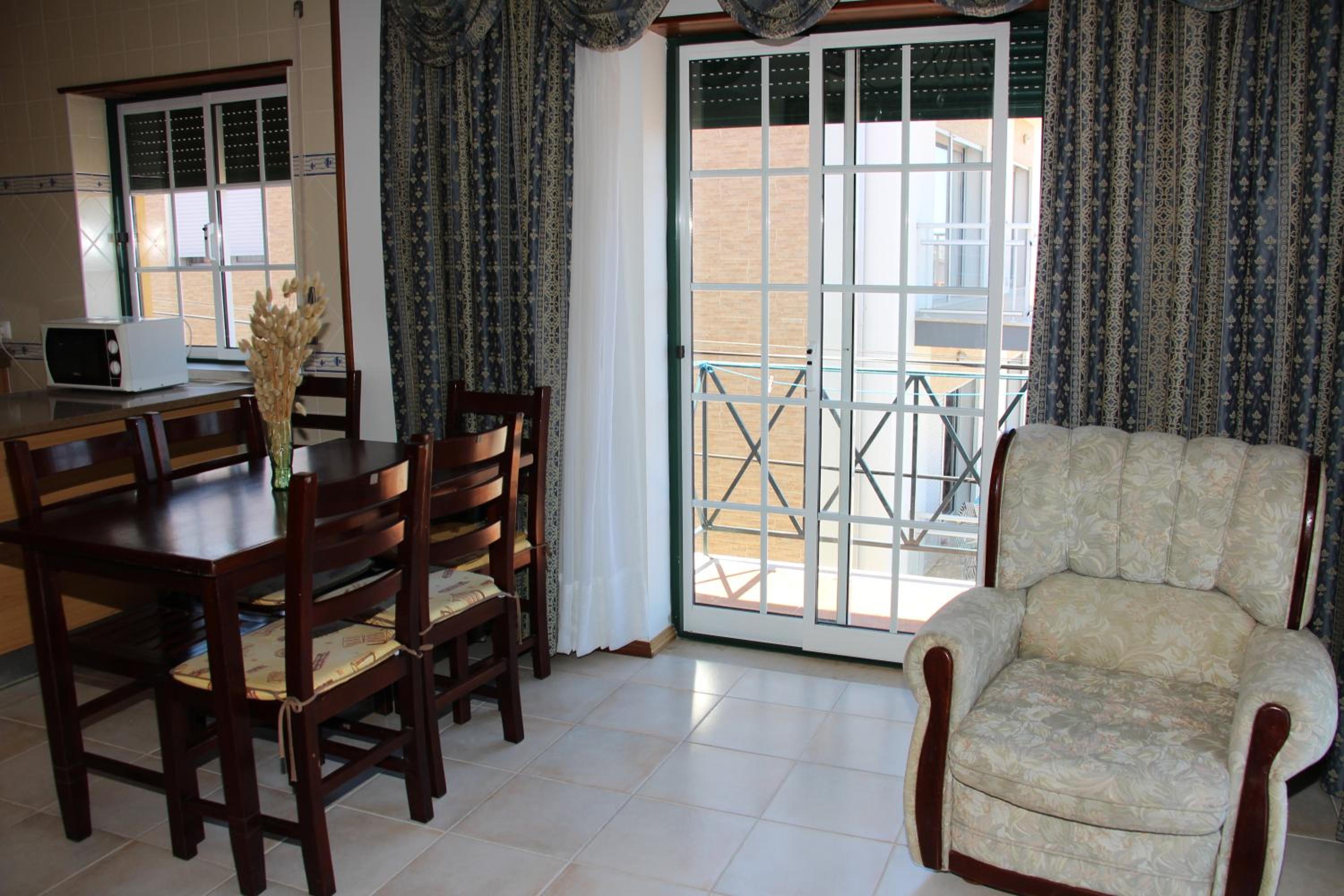Family Room - Photo 3