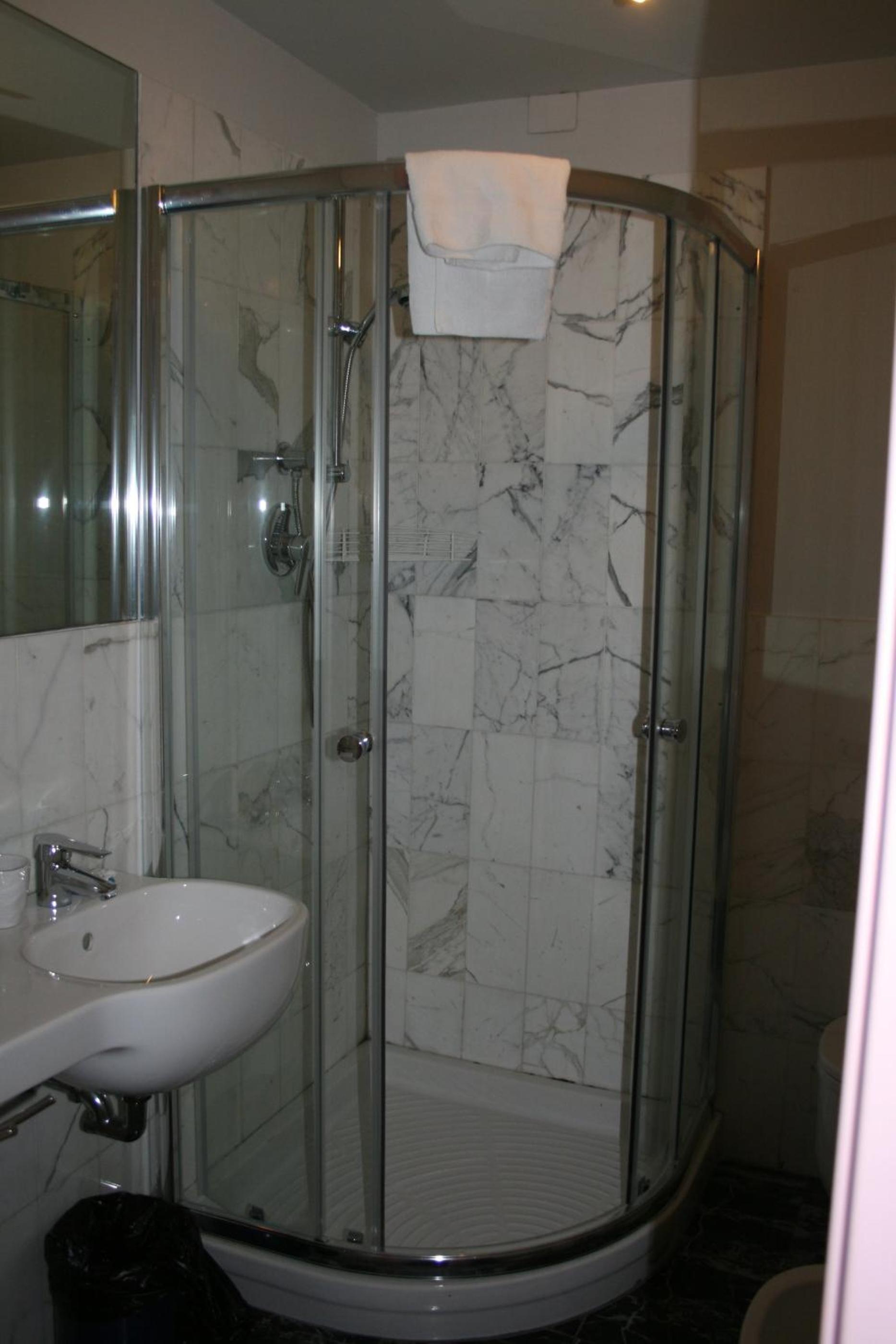 Twin Room - Photo 5