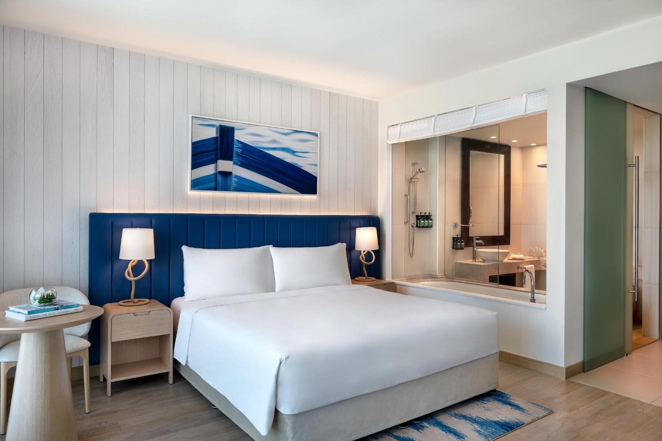 Deluxe King Room with Sea View and Balcony - Theme Park Access — photo 2