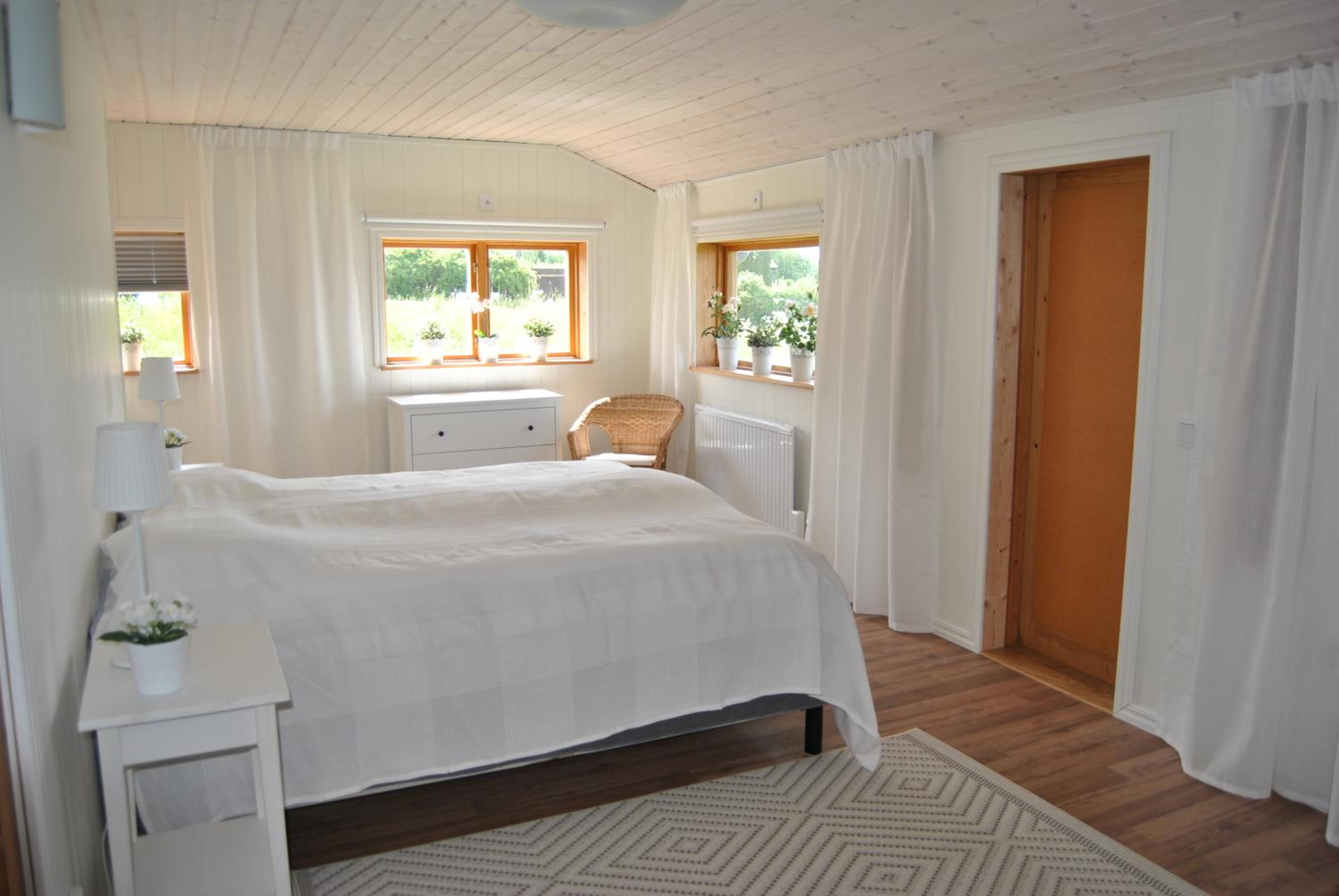 Three-Bedroom House - Photo 10