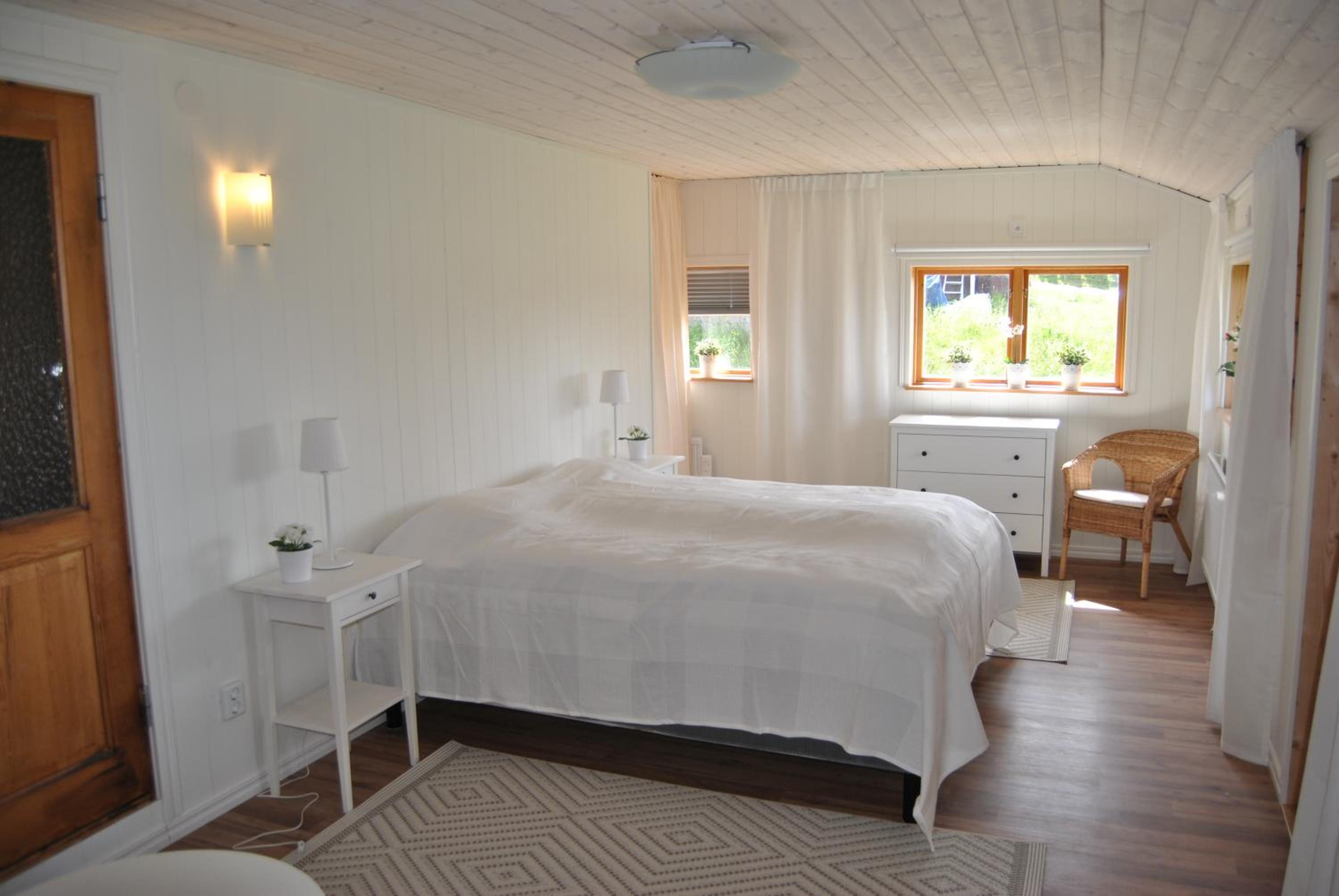 Three-Bedroom House - Photo 8