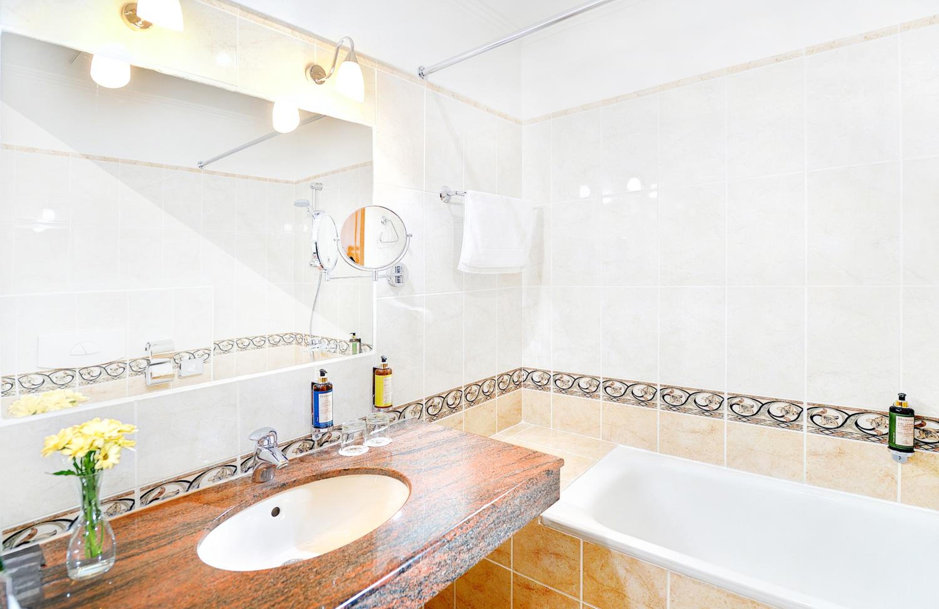 Classic Double Room with View - Photo 2