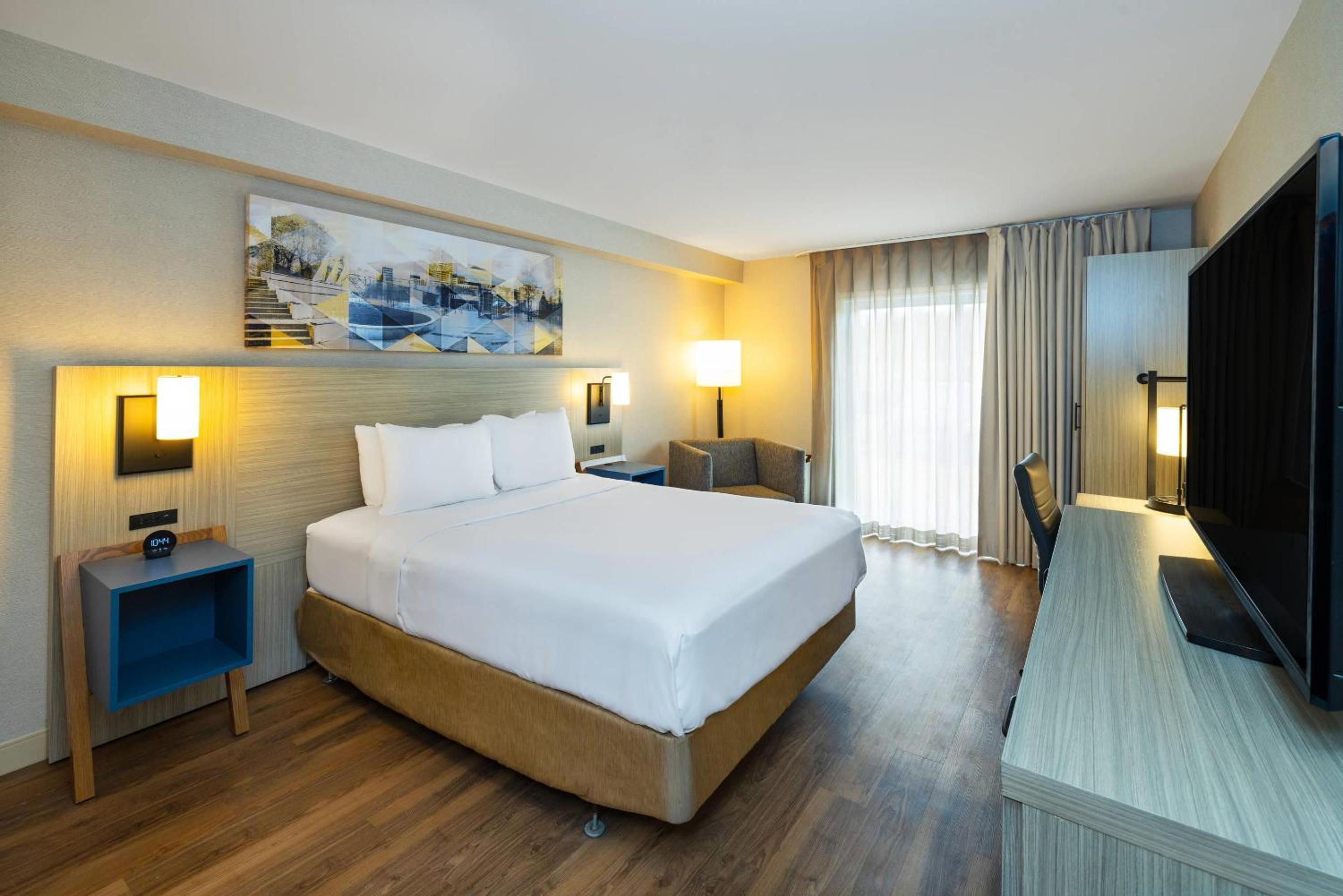 Superior King Room - Non-Smoking - Photo 4